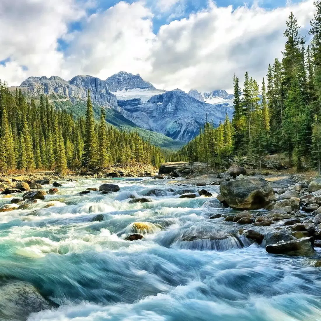 Gebirgsfluss, Wald, Berge, Wildwasser, Wolken, Hintergrundbild für iPad und Tablet