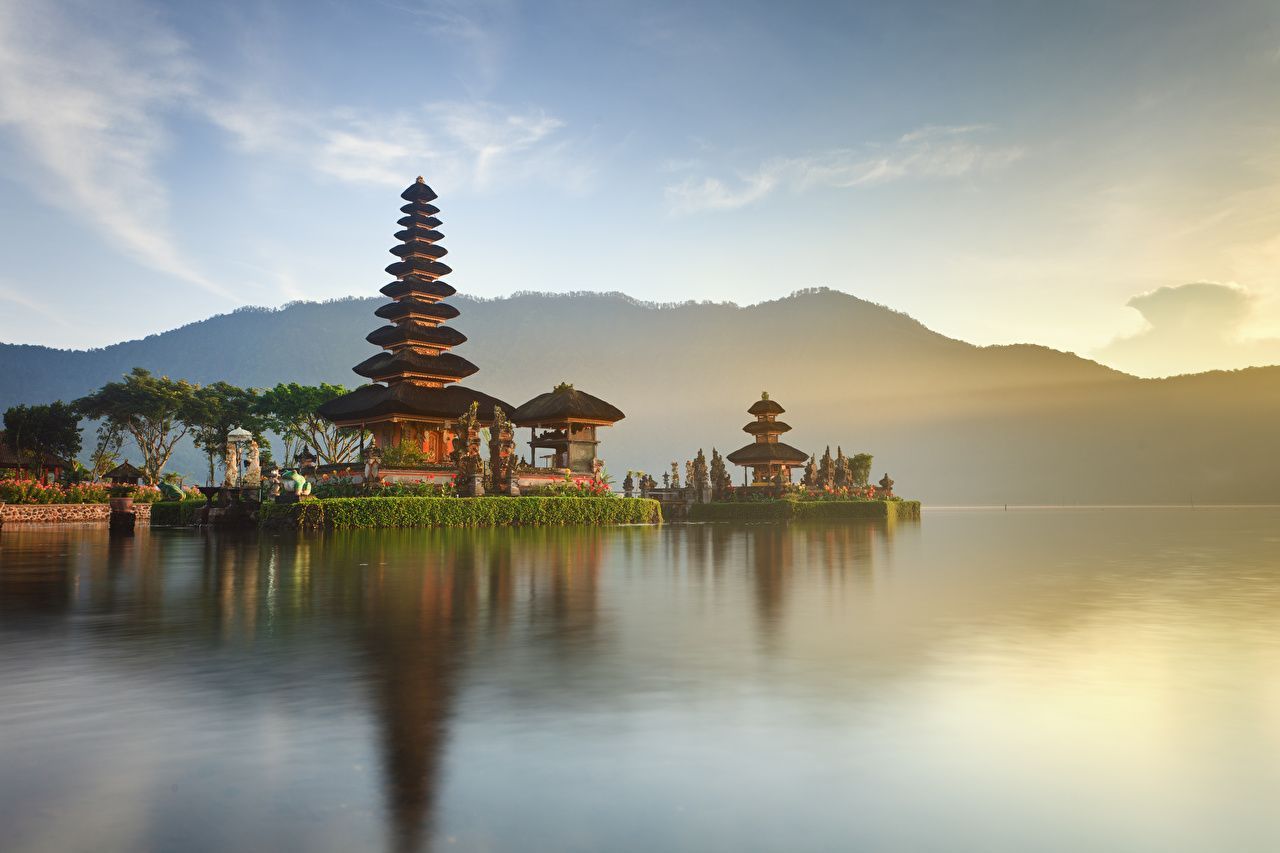 Pura Ulun Danu Bratan, Bratan-See, Bali, Hindu-Tempel, Meru-Turm, Sonnenaufgang, Spiegelung, HD-Hintergrund