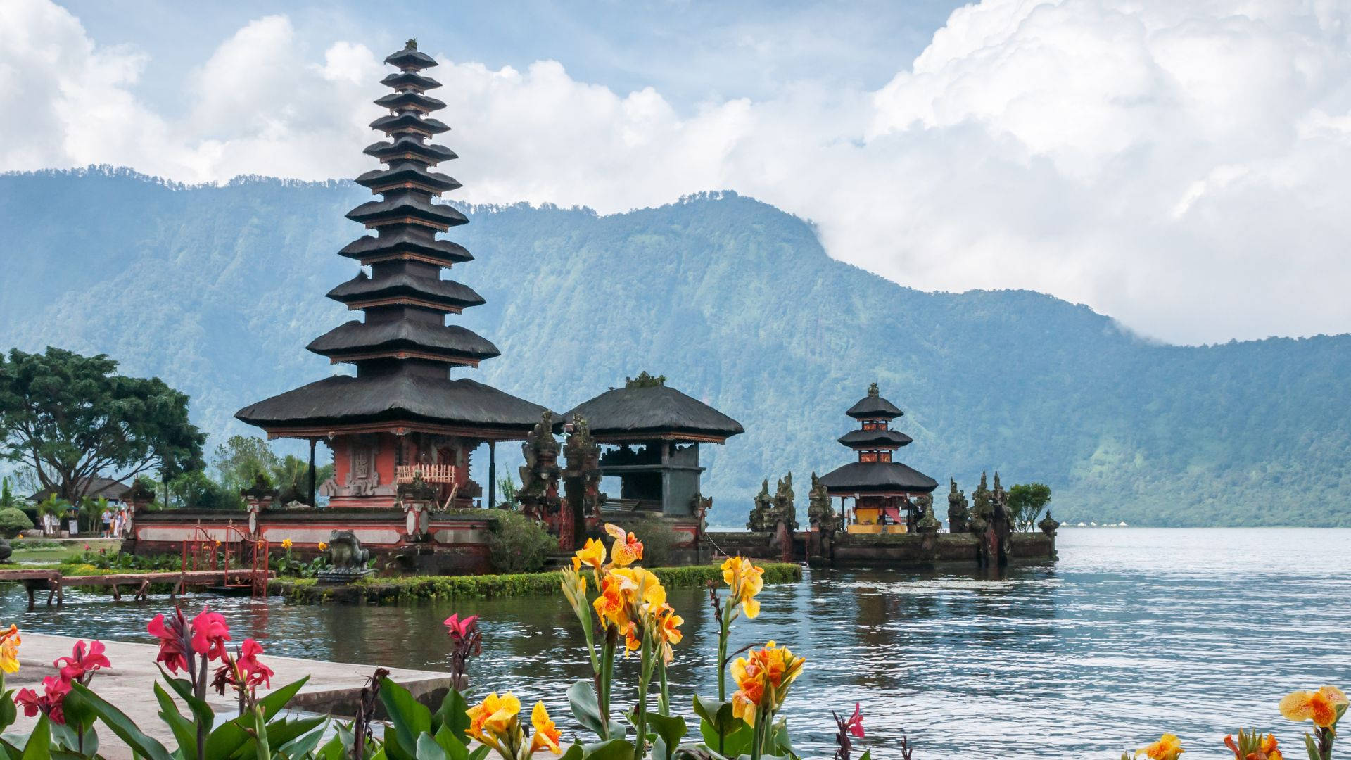Pura Ulun Danu Bratan, Bali, Indonesien, Tempel, Bergsee, Blumen, Berge, Full-HD-Hintergrundbild für PC