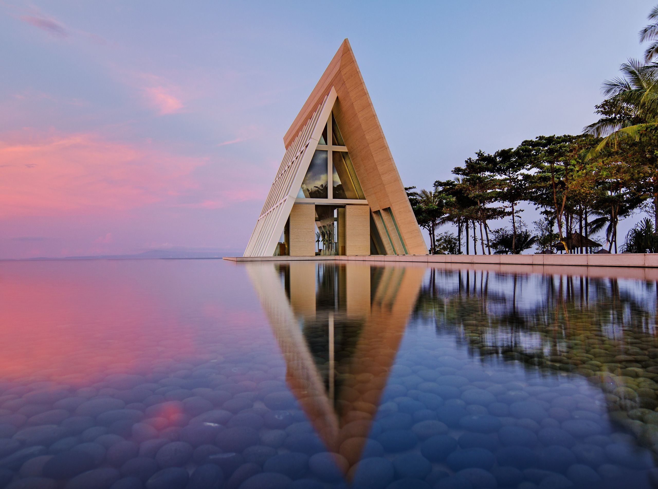 Bali, Kapelle, Glasarchitektur, Wasserspiegelung, Sonnenuntergang, Rosa Himmel, 2K-Tablet-Hintergrundbild