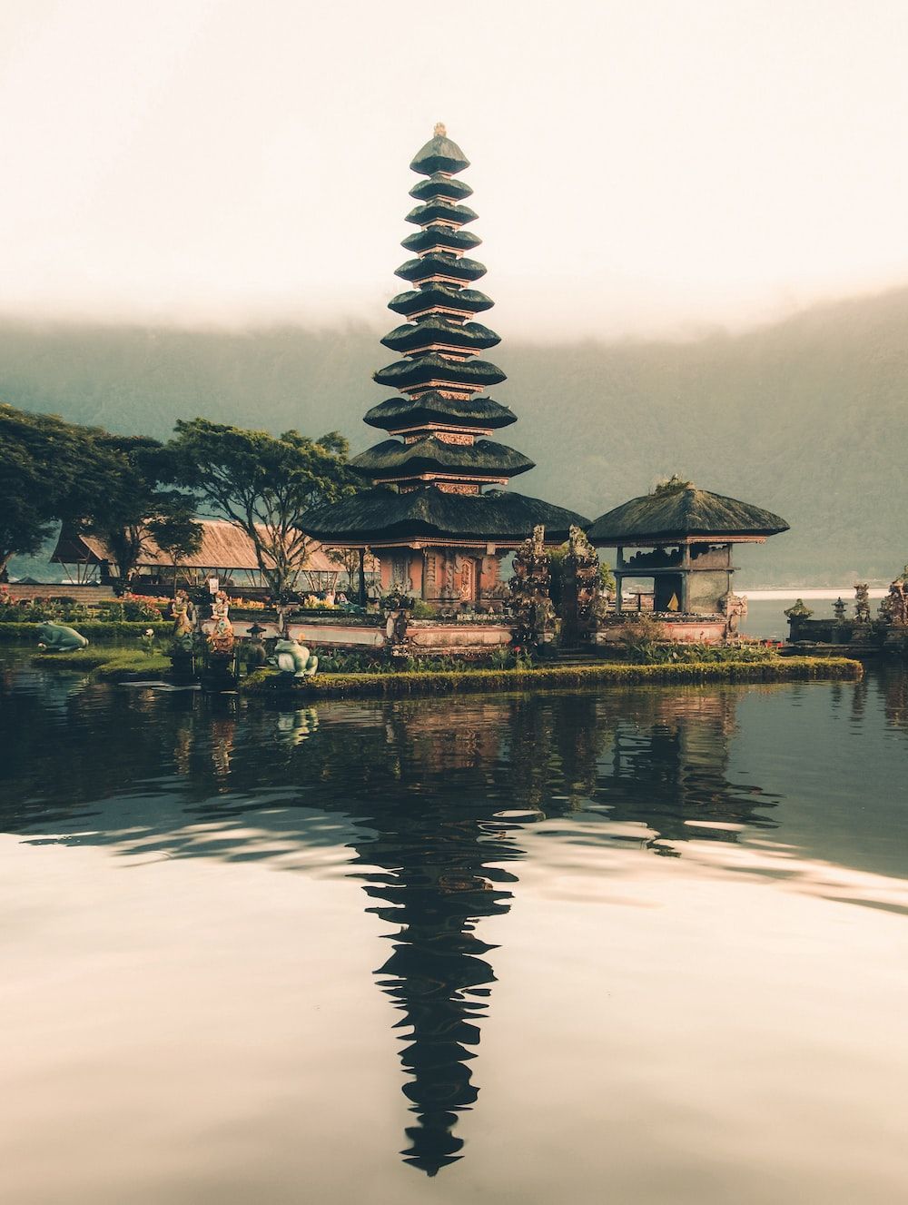 Pura Ulun Danu Bratan, Bali, Hindu-Tempel, Spiegelung, Nebel, Morgen, Hintergrundbild fürs iPad