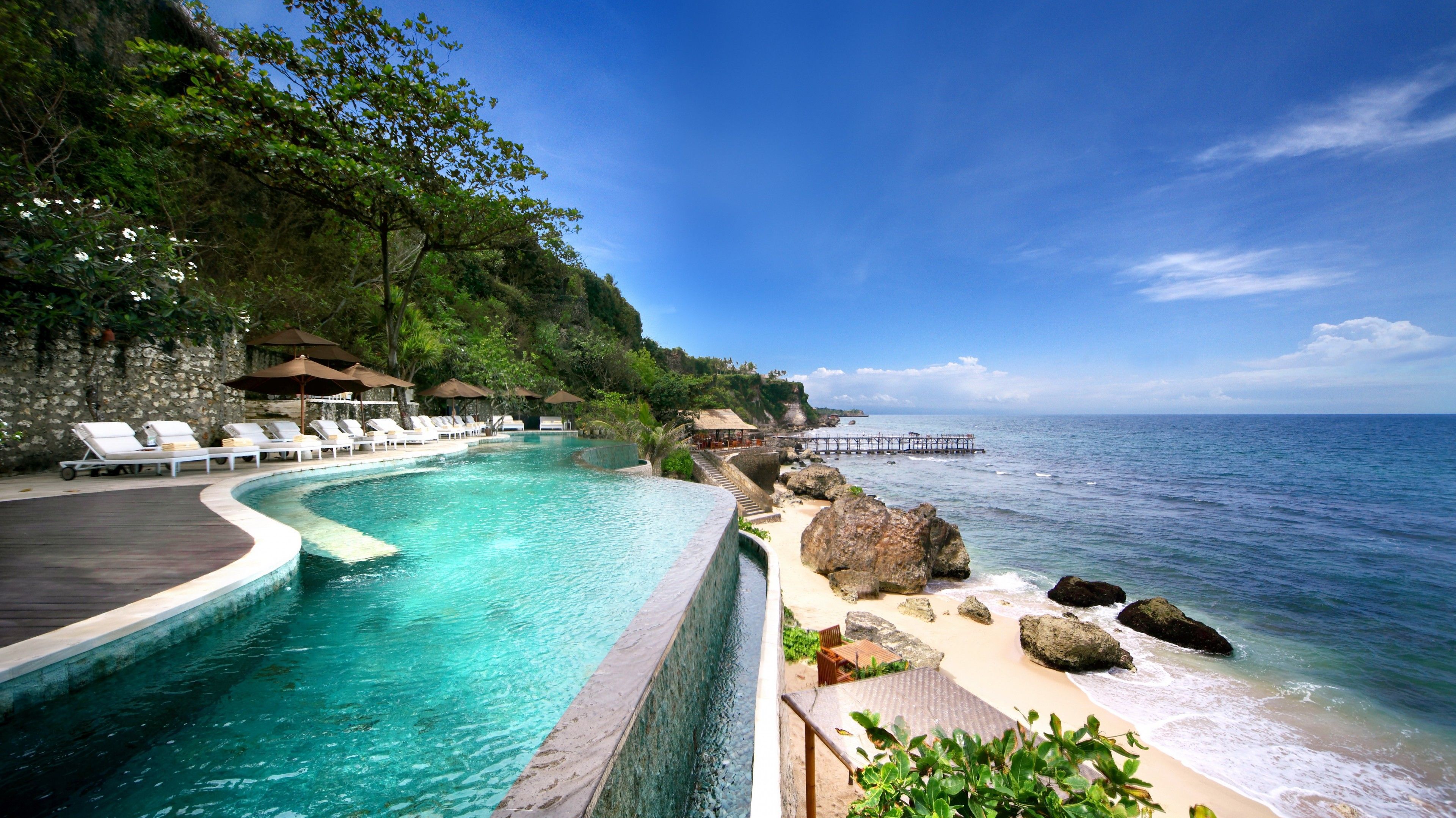 Bali, Infinity-Pool, Strand, Sonnenliegen, Küste, Blauer Himmel, 3840x2160, PC-Hintergrundbild