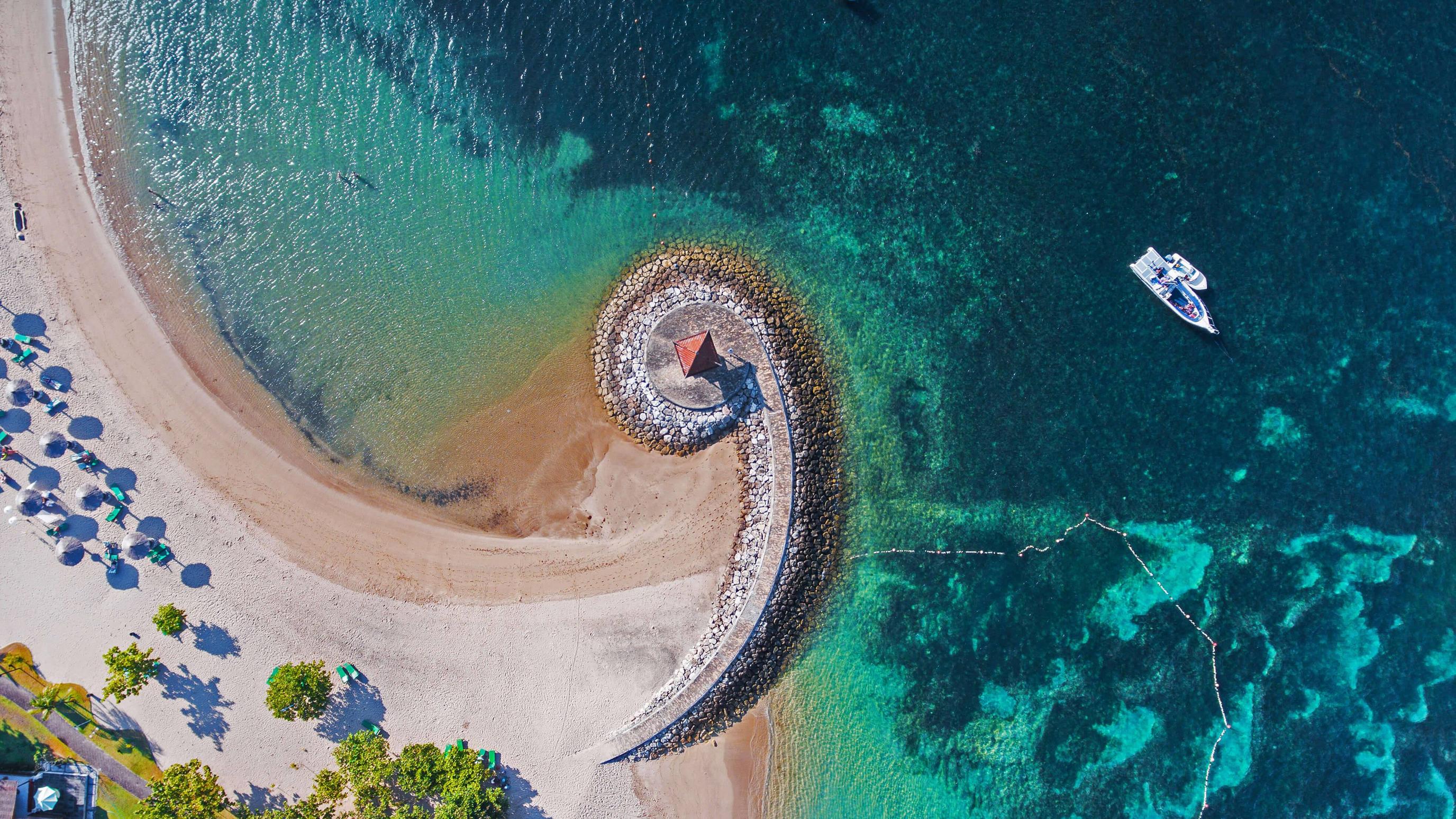 Bali, Luftaufnahme, Strand, Spiralförmige Mole, Boot, Türkisblaues Meer, 2K-Hintergrundbild für PC