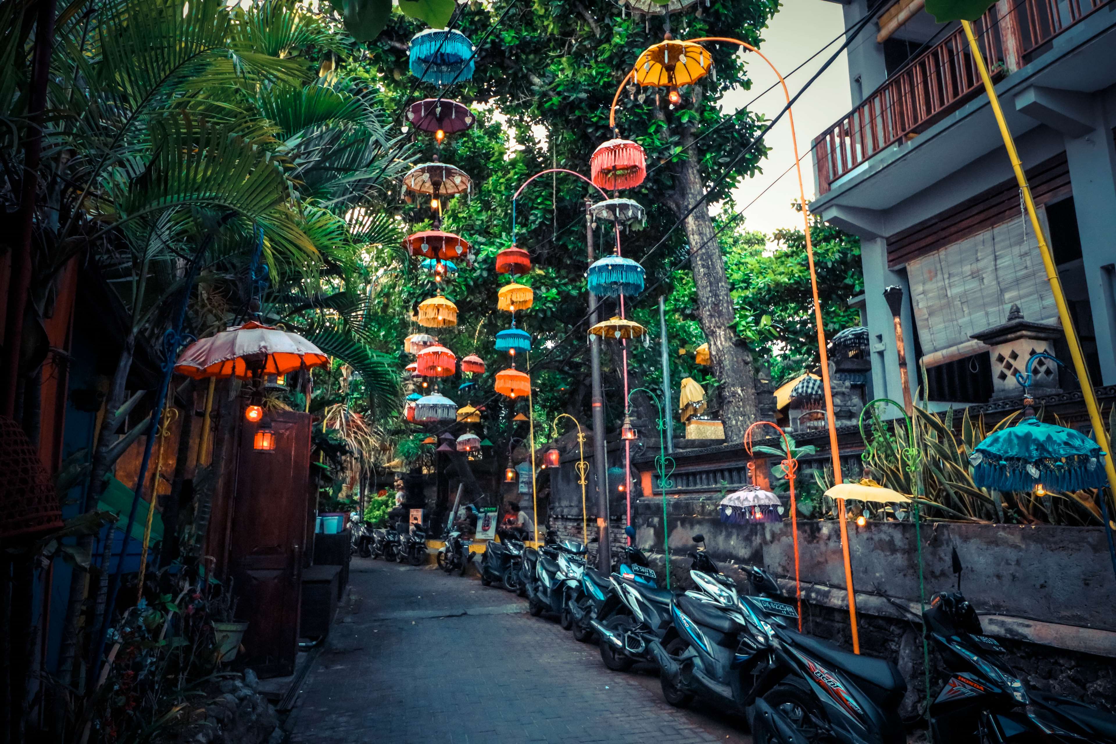Bali, Gasse, Bunte Laternen, Roller, Tropenpflanzen, Straßenszene, 4K-Hintergrundbild für PC