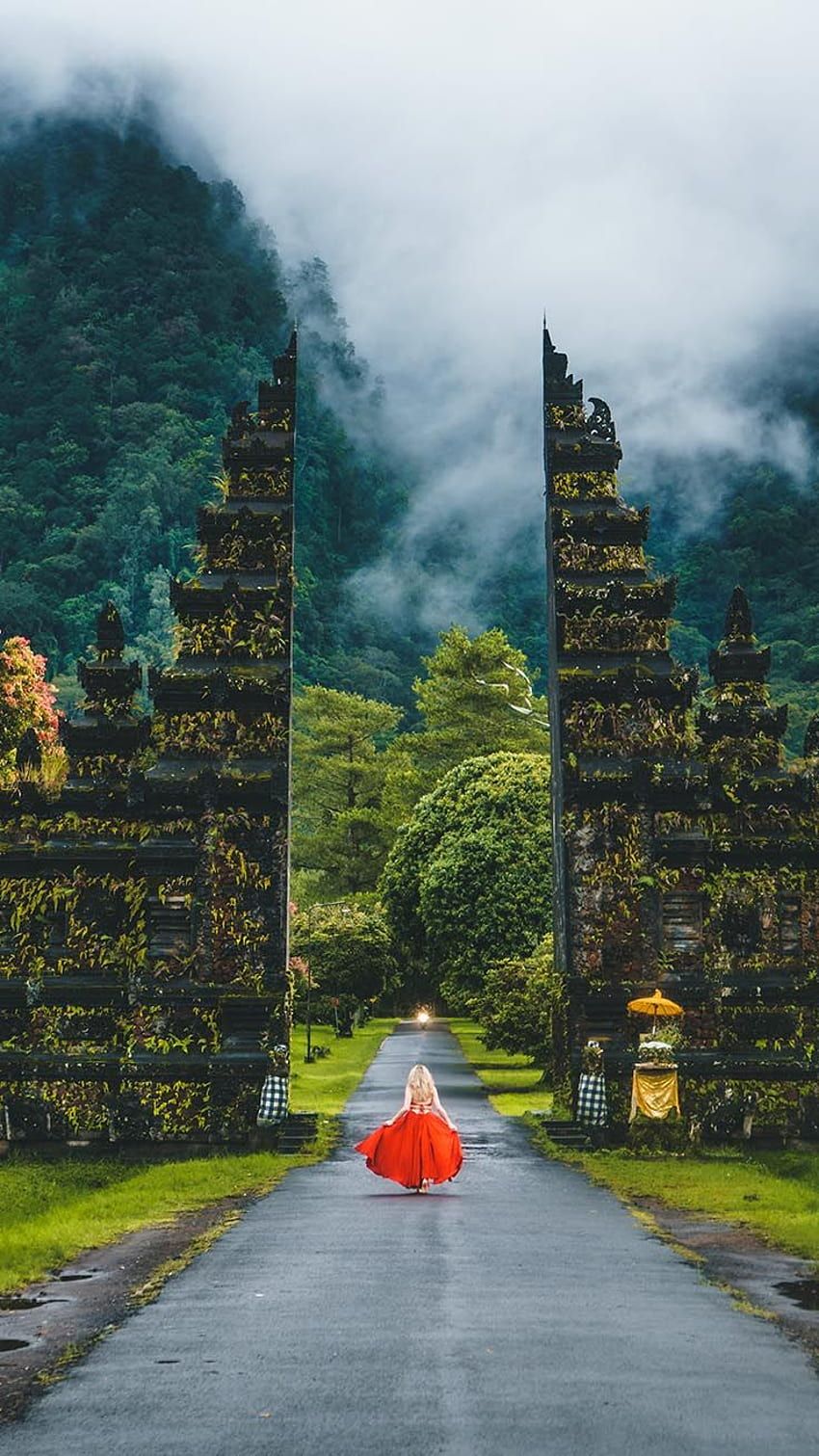 Handara Gate, Bali, Tempeltor, Nebel, Frau im roten Kleid, Straße, HD, iPhone-Hintergrundbild