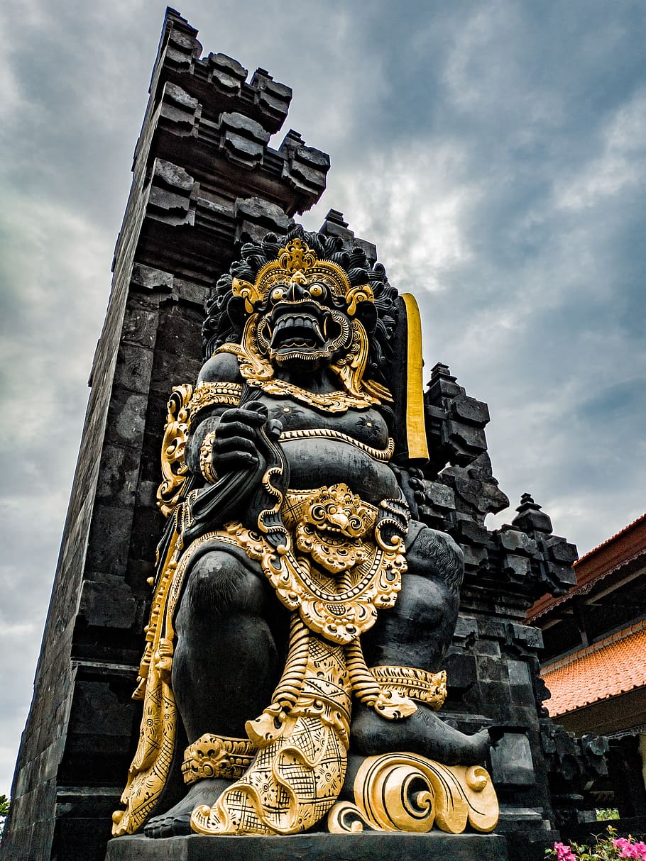 Bali, Tempeltor, Steinrelief, Wächterfigur, Balinesische Kunst, Froschperspektive, iPad-Hintergrundbild