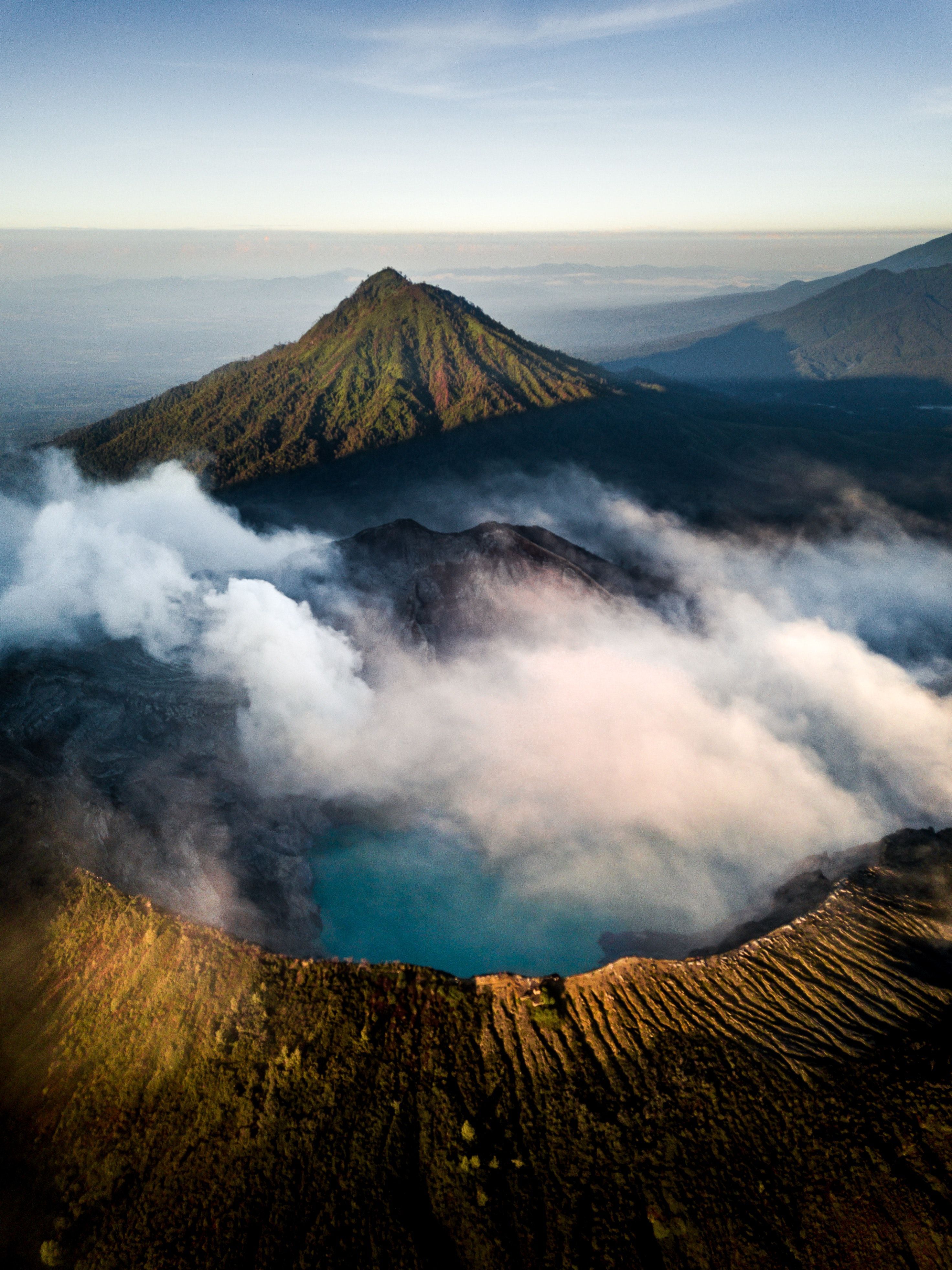 Vulkankrater, Wolken, Berg, Luftaufnahme, Morgenlicht, QHD+, Hintergrundbild fürs Tablet