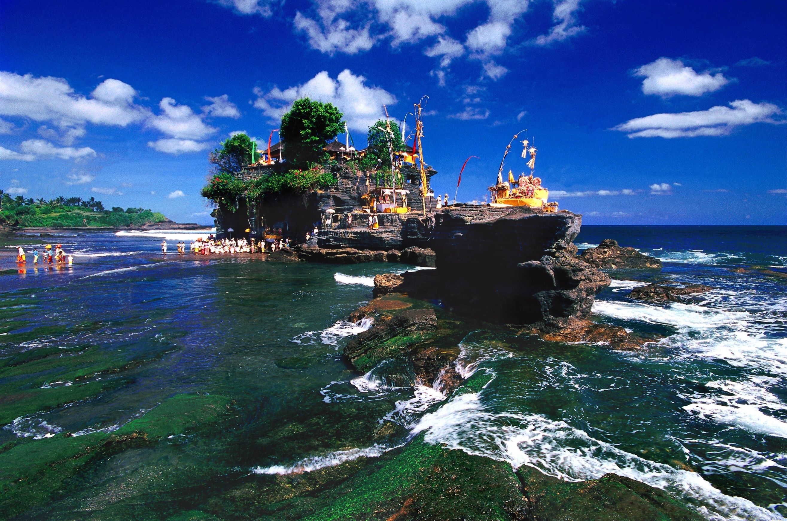 Tanah Lot, Bali, Meerestempel, Felsküste, Blauer Himmel, Wellen, 2K, Laptop-Hintergrundbild
