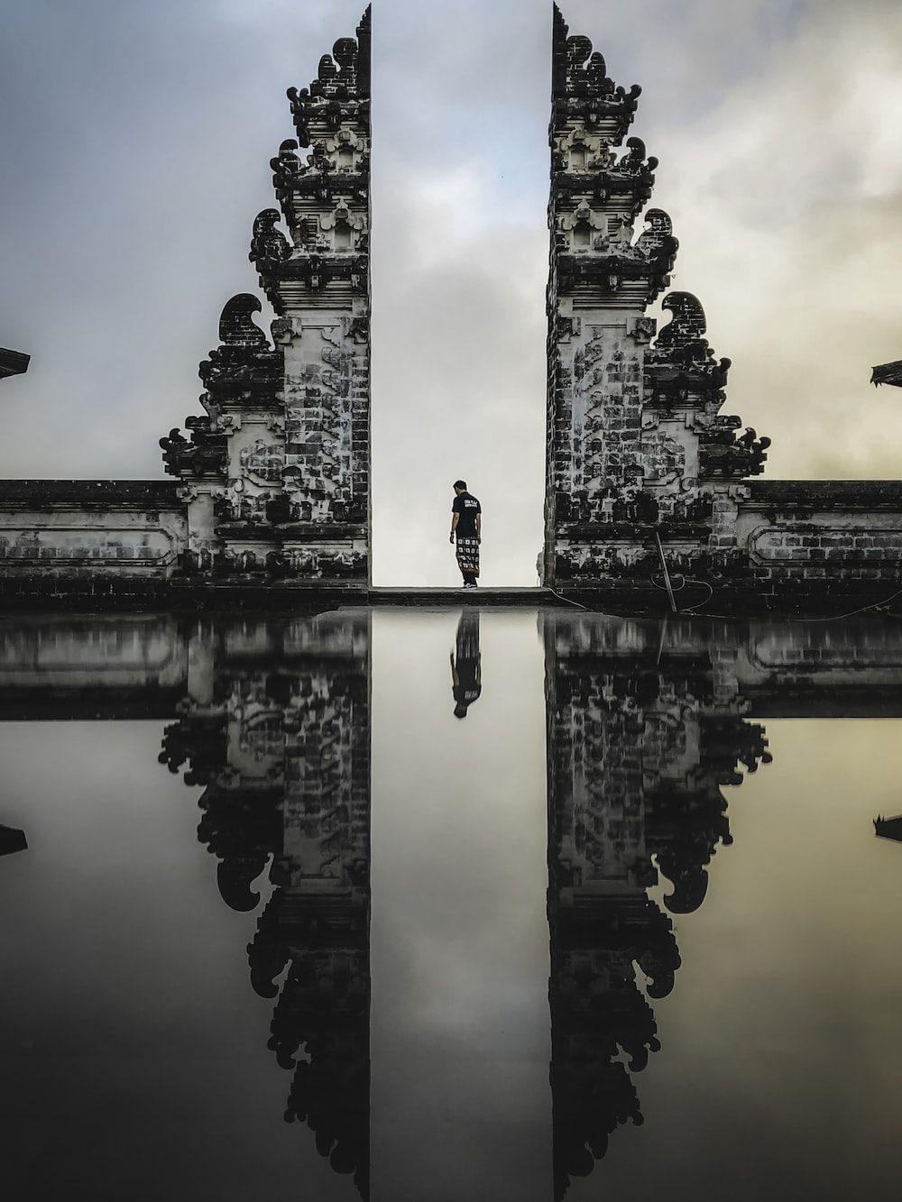 Pura Lempuyang, Gates of Heaven, Bali, Tempeltor, Spiegelung, Schwarz-Weiß, HD, Tablet-Hintergrund