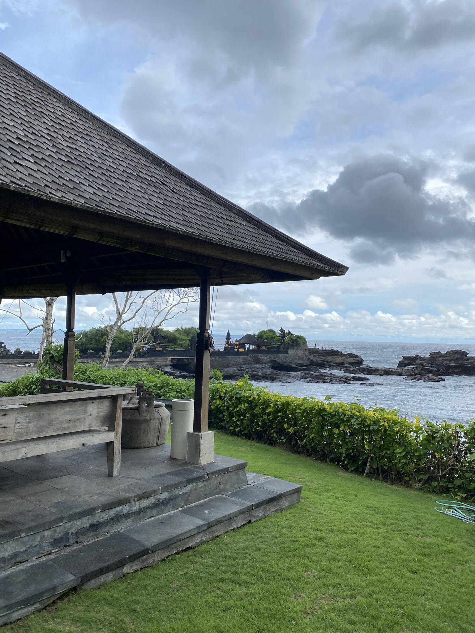 Bali, Pavillon, Rasen, Meer, Bewölkter Himmel, QHD+, iPad-Hintergrundbild