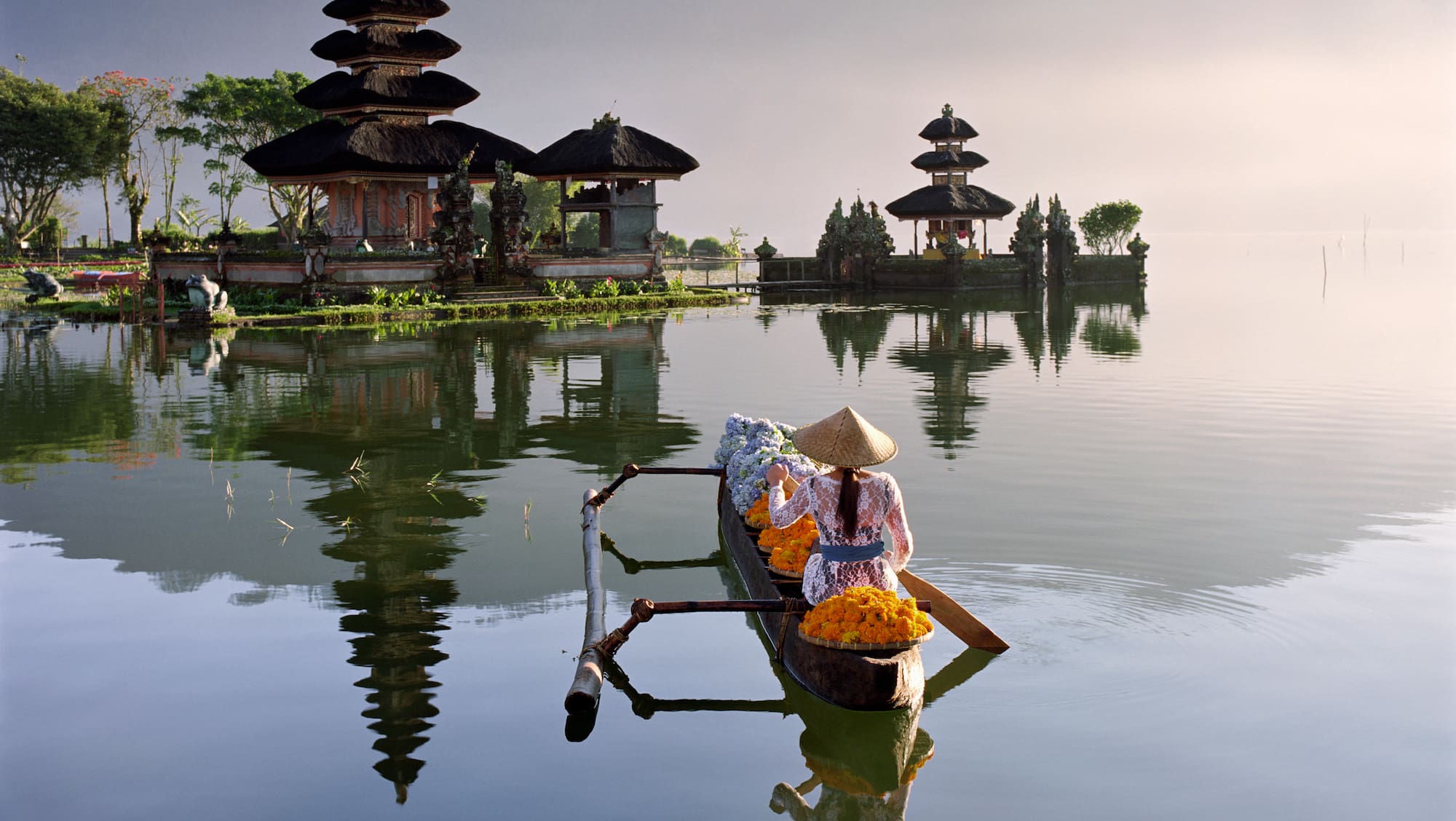 Pura Ulun Danu Bratan, Bali, Tempel, Boot, Frau mit Strohhut, See, Full HD, Breitbild-Hintergrundbild
