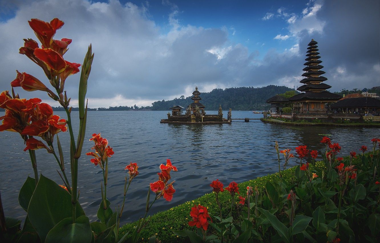Pura Ulun Danu Bratan, Bali, Tempel, Rote Blumen, See, Wolken, HD, Laptop-Hintergrundbild