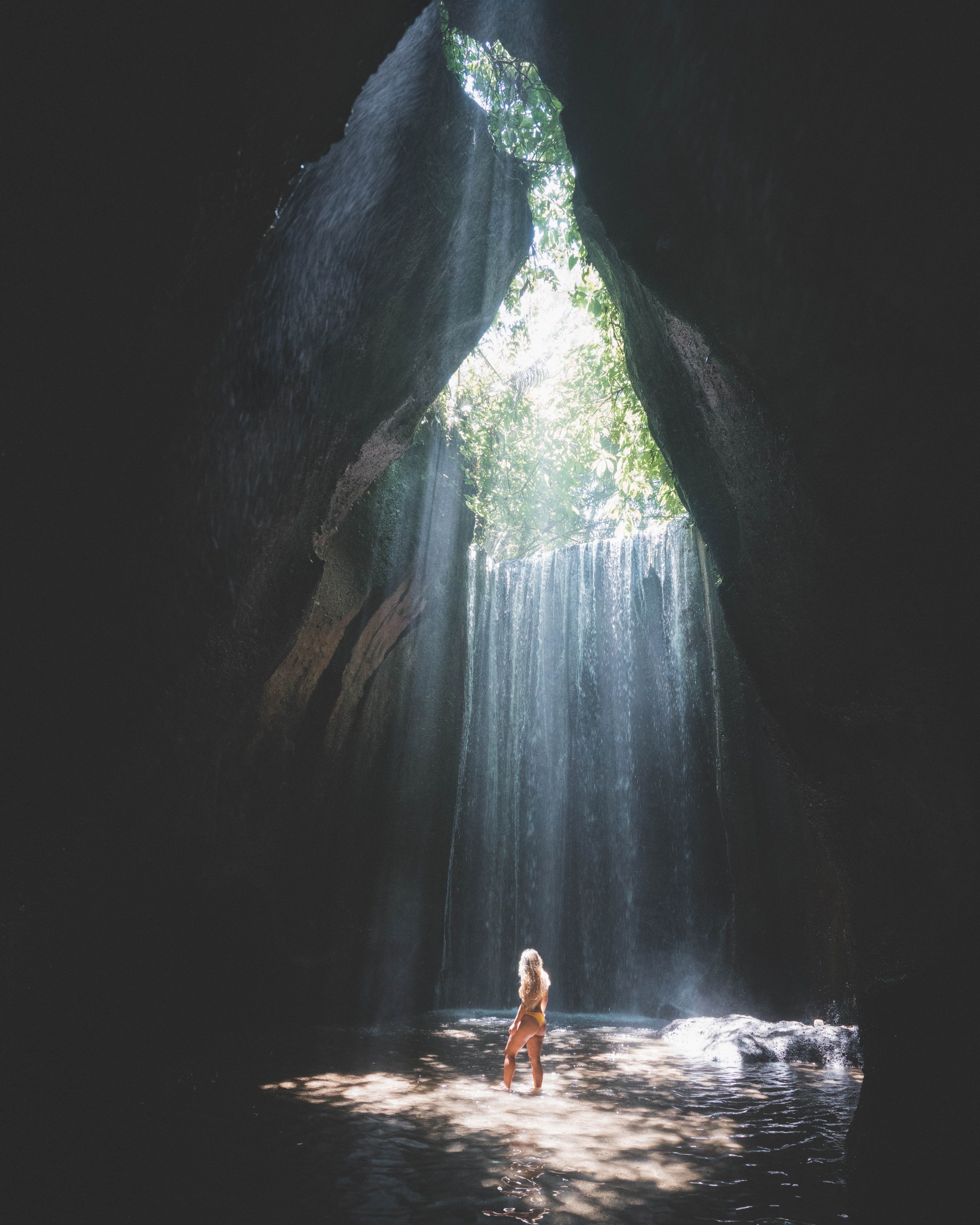 Bali, Höhle, Lichtstrahl, Wasserfall, Person, Dunkel, QHD+, Hintergrundbild fürs Tablet