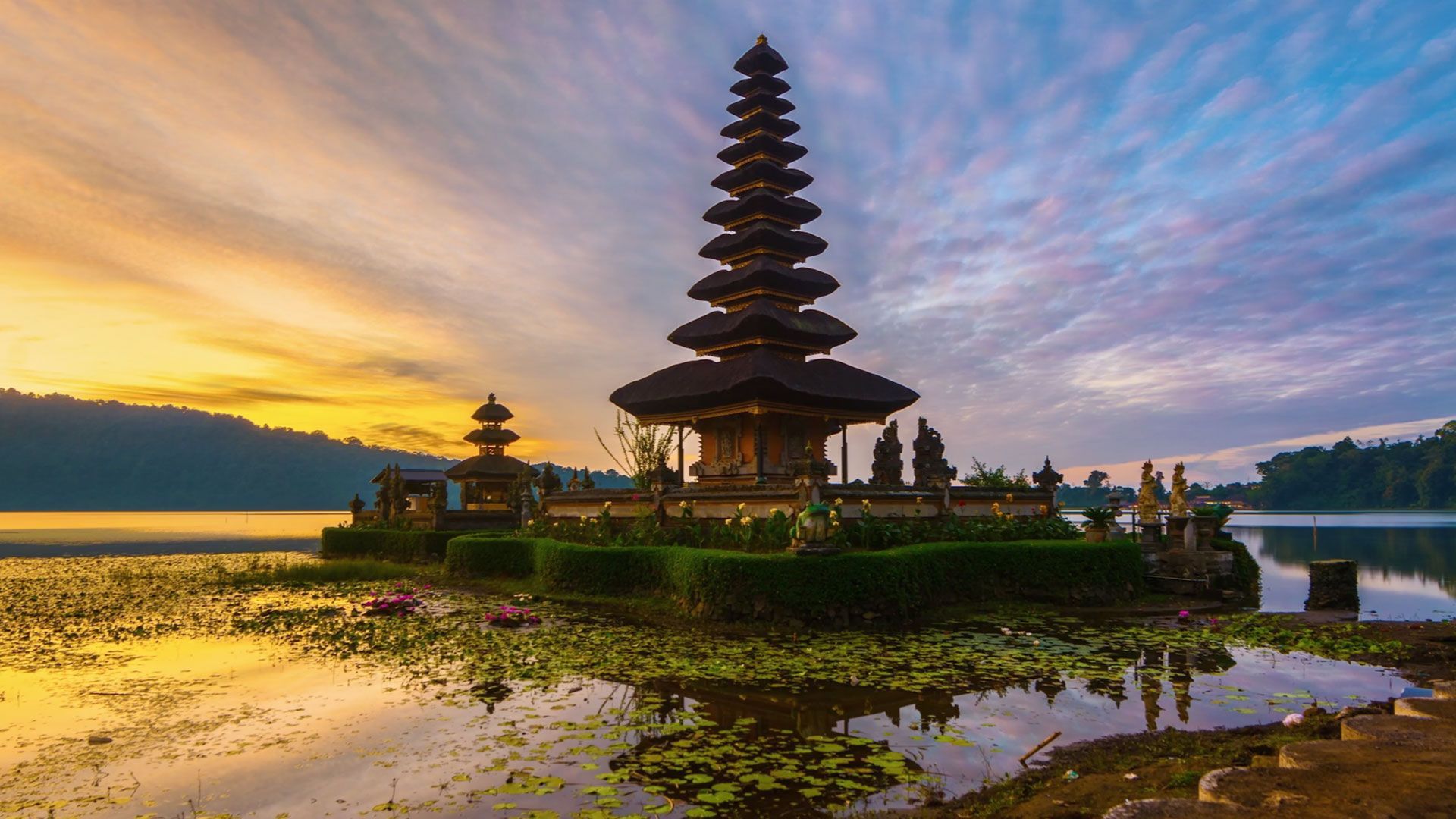 Pura Ulun Danu Bratan, Bali, Indonesien, Tempel, Seerosen, Sonnenaufgang, Wolken, 1080p-Hintergrundbild