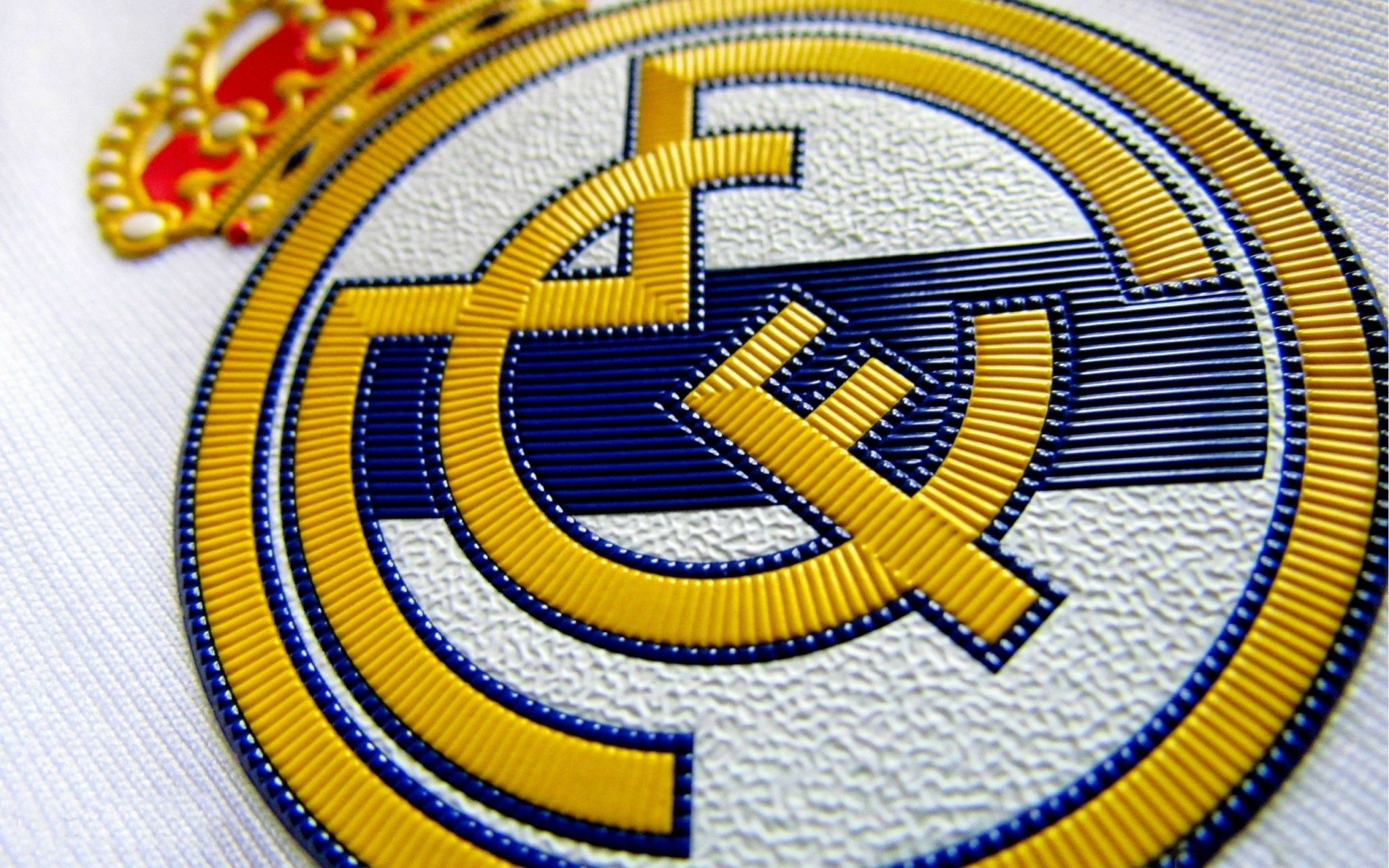 Real Madrid, Gesticktes Wappen, Nahaufnahme, Trikotstoff, Full HD, Breitbild-Hintergrundbild