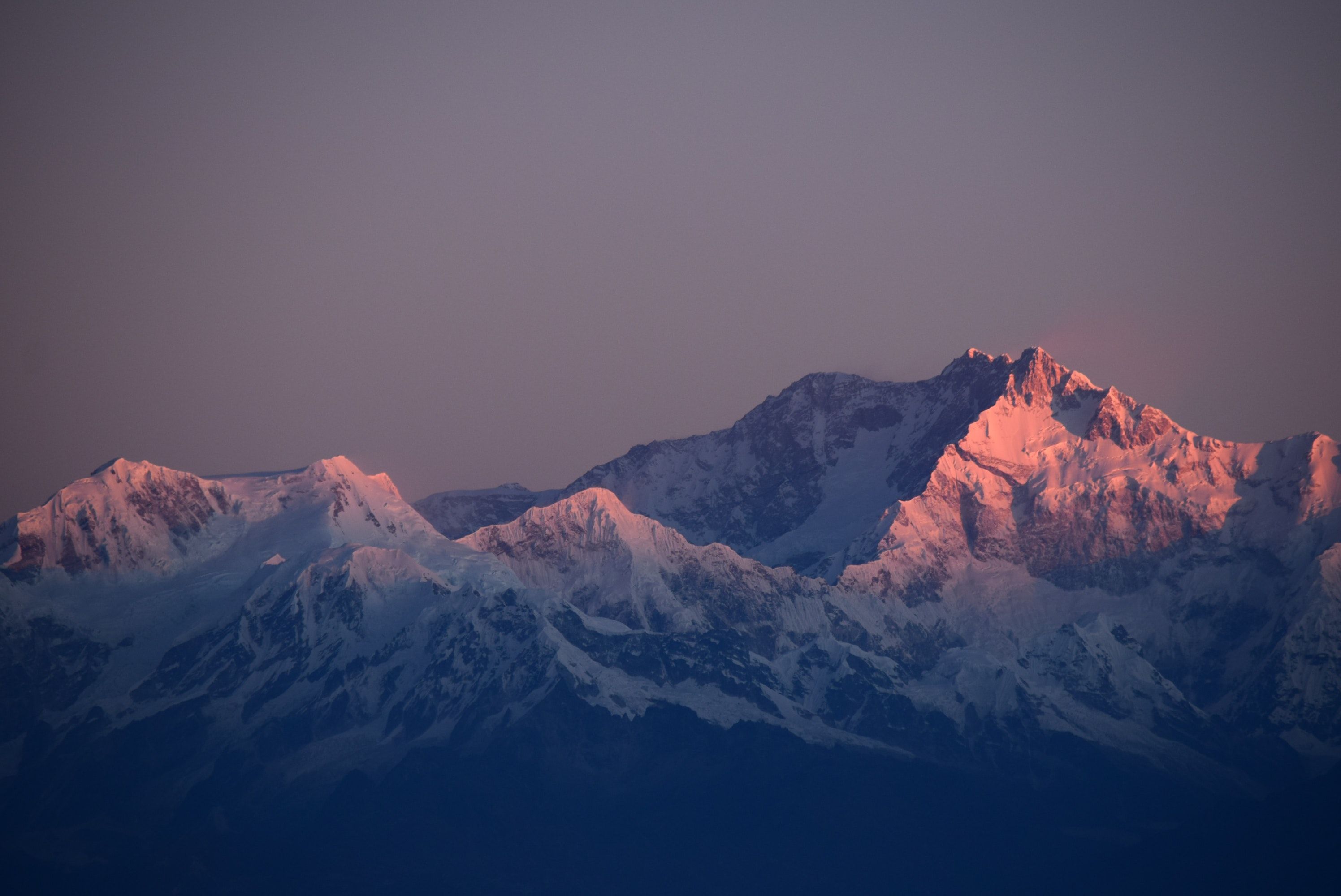 Hochgebirge, Schneegipfel, Alpenglühen, Dämmerung, Bergkette, 2K, Windows-Hintergrundbild