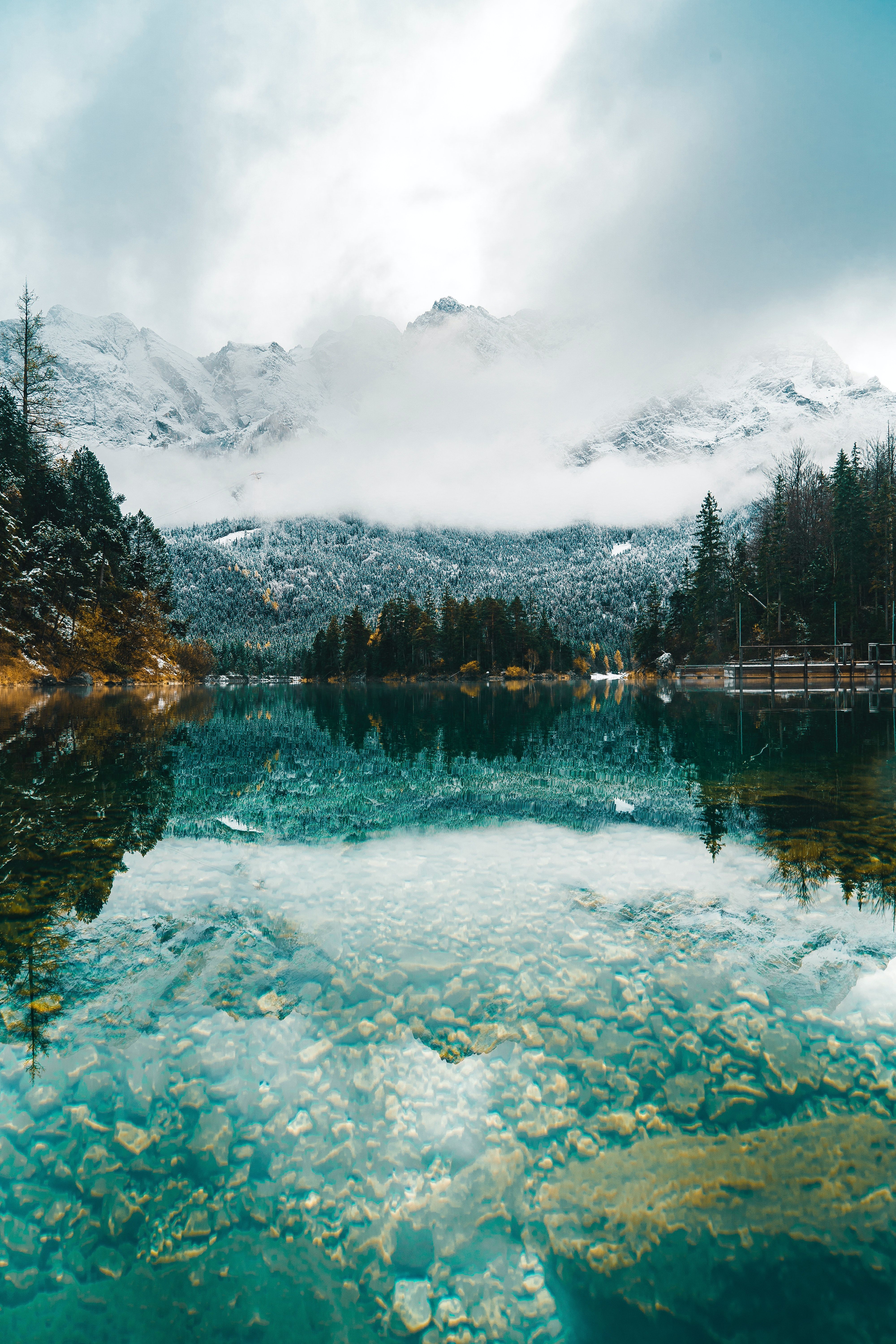 Bergsee, Spiegelung, Klares Wasser, Wolken, Nebel, QHD+, Hintergrundbild fürs Handy