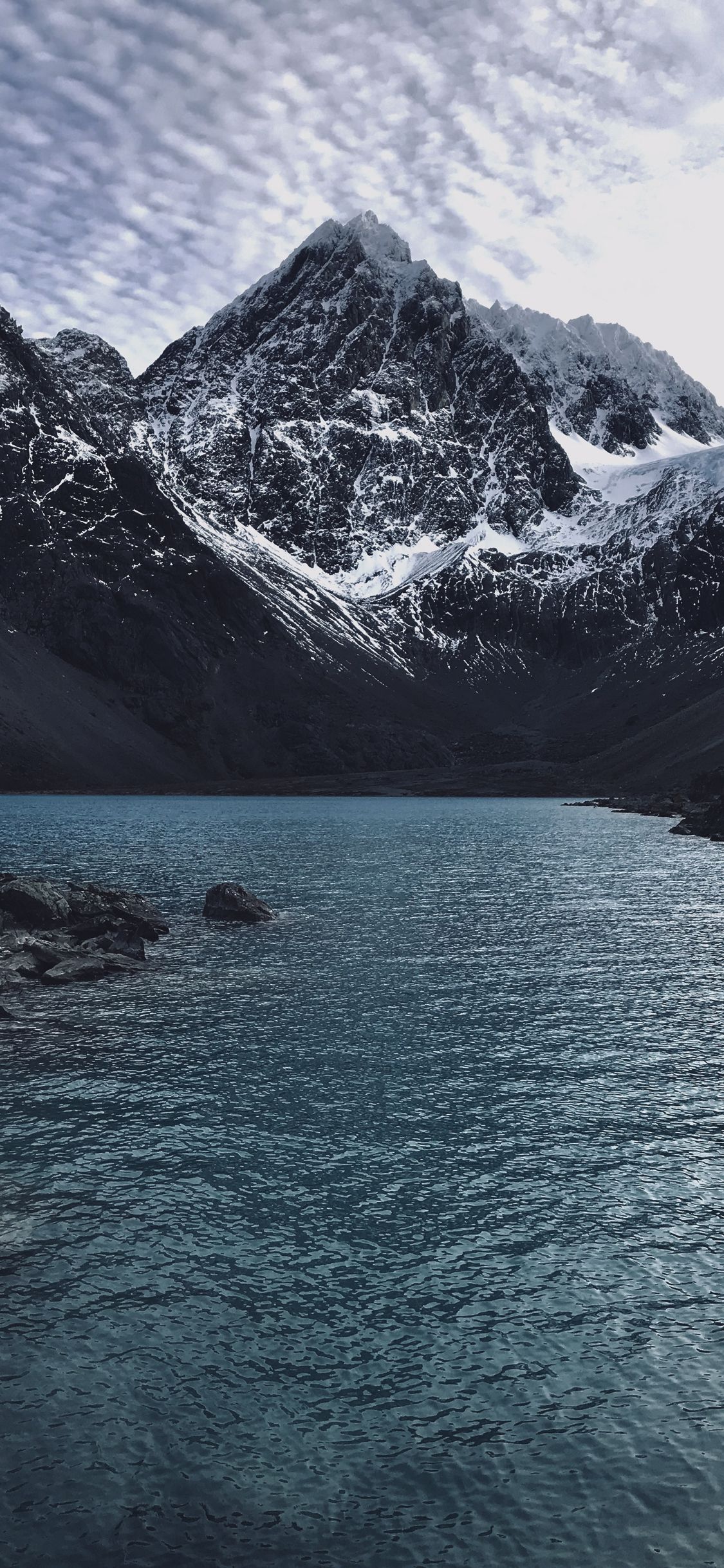 Berggipfel, Bergsee, Schnee, Grau, Minimalismus, Hintergrundbild für iPhone und Android