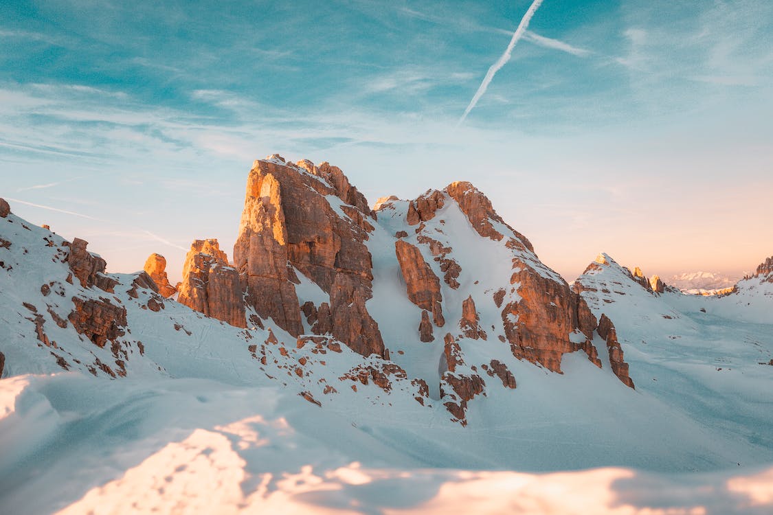 Felsgipfel, Schnee, Sonnenaufgang, Kondensstreifen, Winter, Hintergrundbild