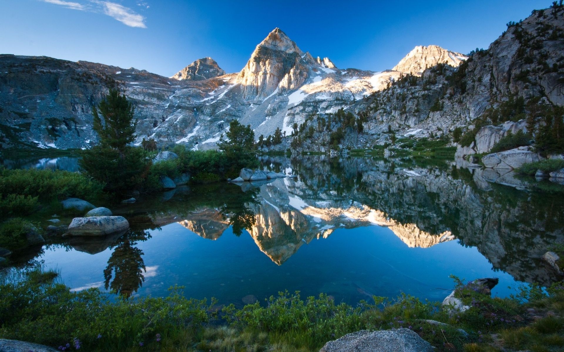 Bergsee, Spiegelung, Felsgipfel, Nadelbäume, Blauer Himmel, Full HD, MacBook-Hintergrundbild