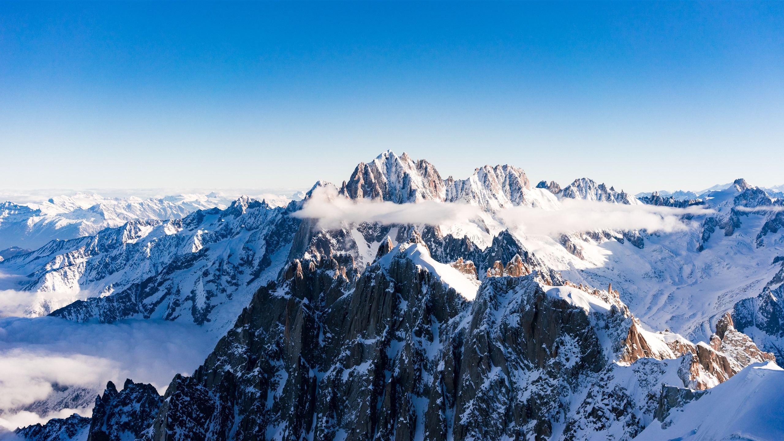 Hochgebirge, Schneegipfel, Wolken, Blauer Himmel, Panorama, 2560x1440, Desktop-Hintergrund