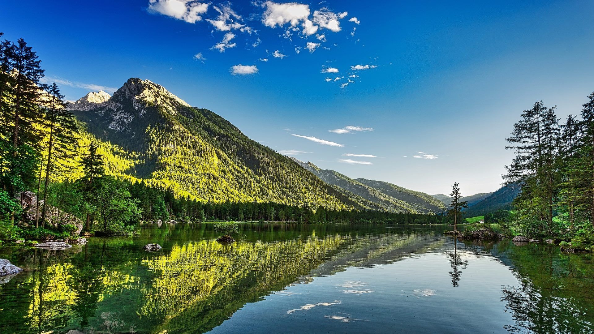 Bergsee, Spiegelung, Tal, Nadelwald, Blauer Himmel, 16:9, Full-HD-Hintergrundbild für den Desktop