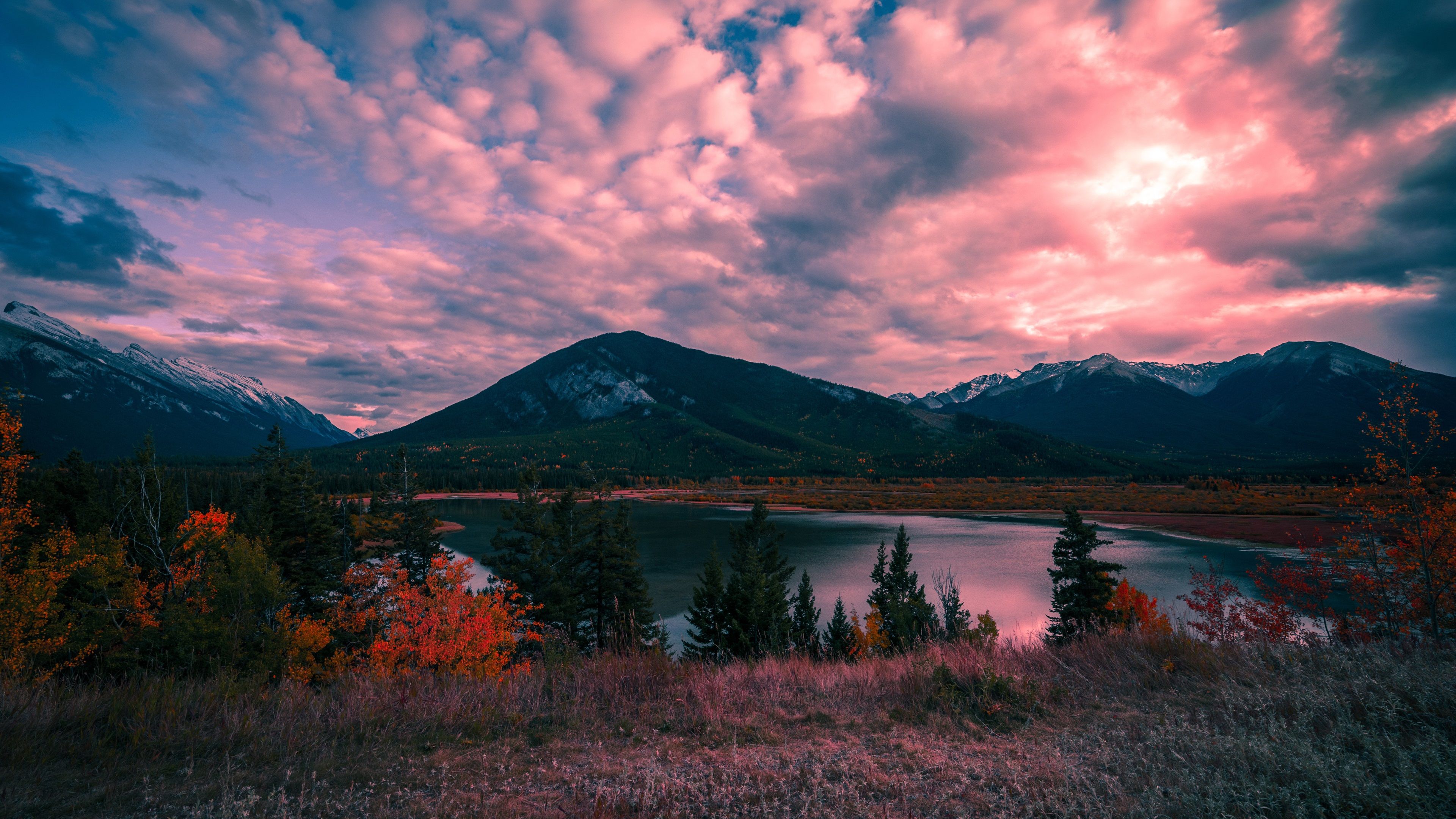 Rosa Wolken, Bergsee, Herbstlaub, Sonnenuntergang, Dramatischer Himmel, 4K-Hintergrundbild für PC