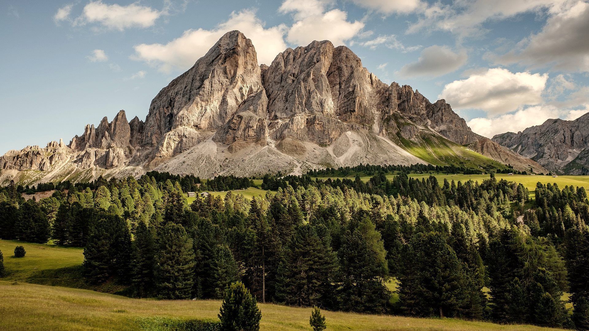 Dolomiten, Felsmassiv, Nadelwald, Wolken, Weide, Full HD 1080p, Desktop-Hintergrundbild