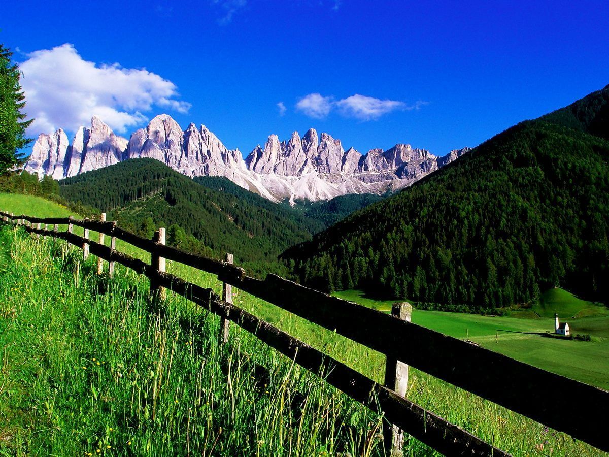 Geislergruppe, Villnößtal, Dolomiten, Südtirol, Holzzaun, Almwiese, Hintergrundbild fürs Tablet