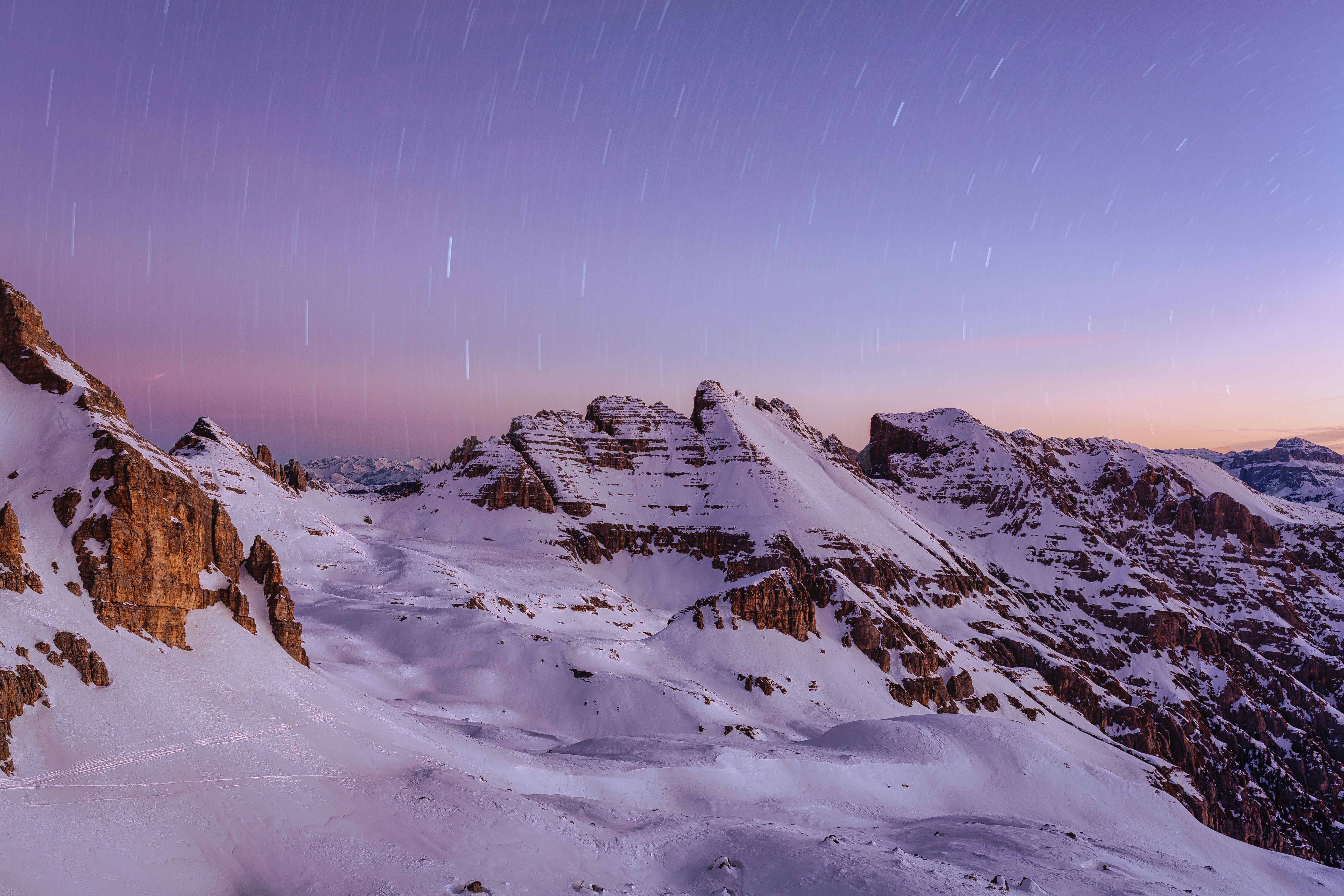 Schneeberge, Sternspuren, Dämmerung, Lila Himmel, Winter, 5K, Windows-Hintergrundbild