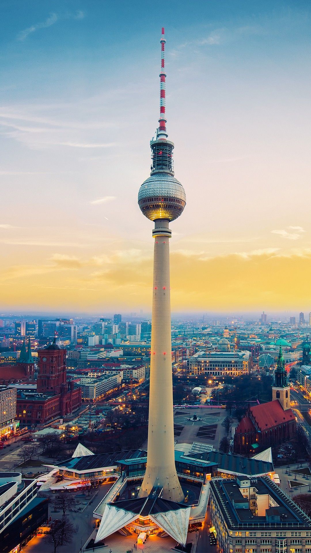 Berliner Fernsehturm, Berlin, Sonnenaufgang, Froschperspektive, Hochformat, Hintergrundbild fürs Handy