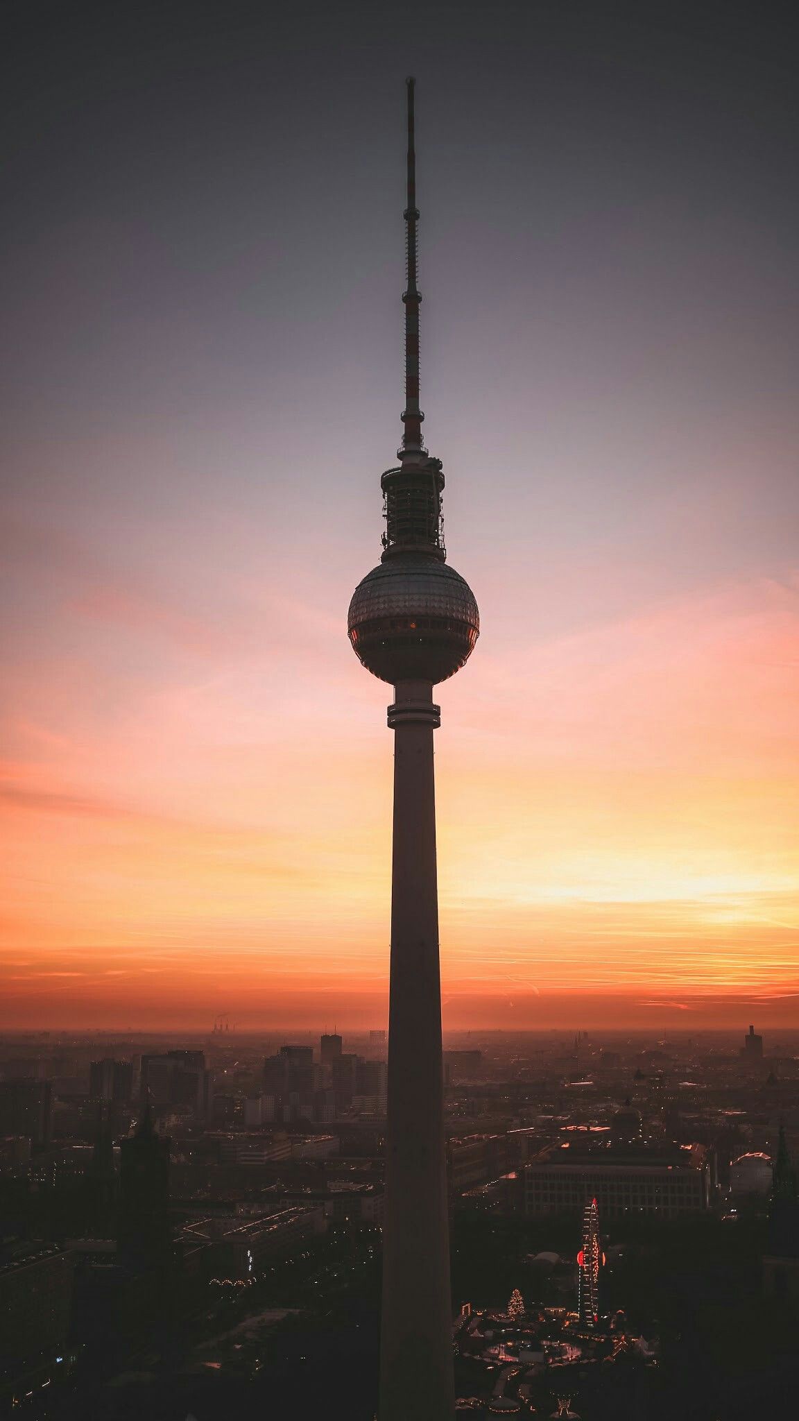 Berliner Fernsehturm, Silhouette, Sonnenuntergang, Oranger Himmel, Minimalistisch, iPhone-Hintergrundbild