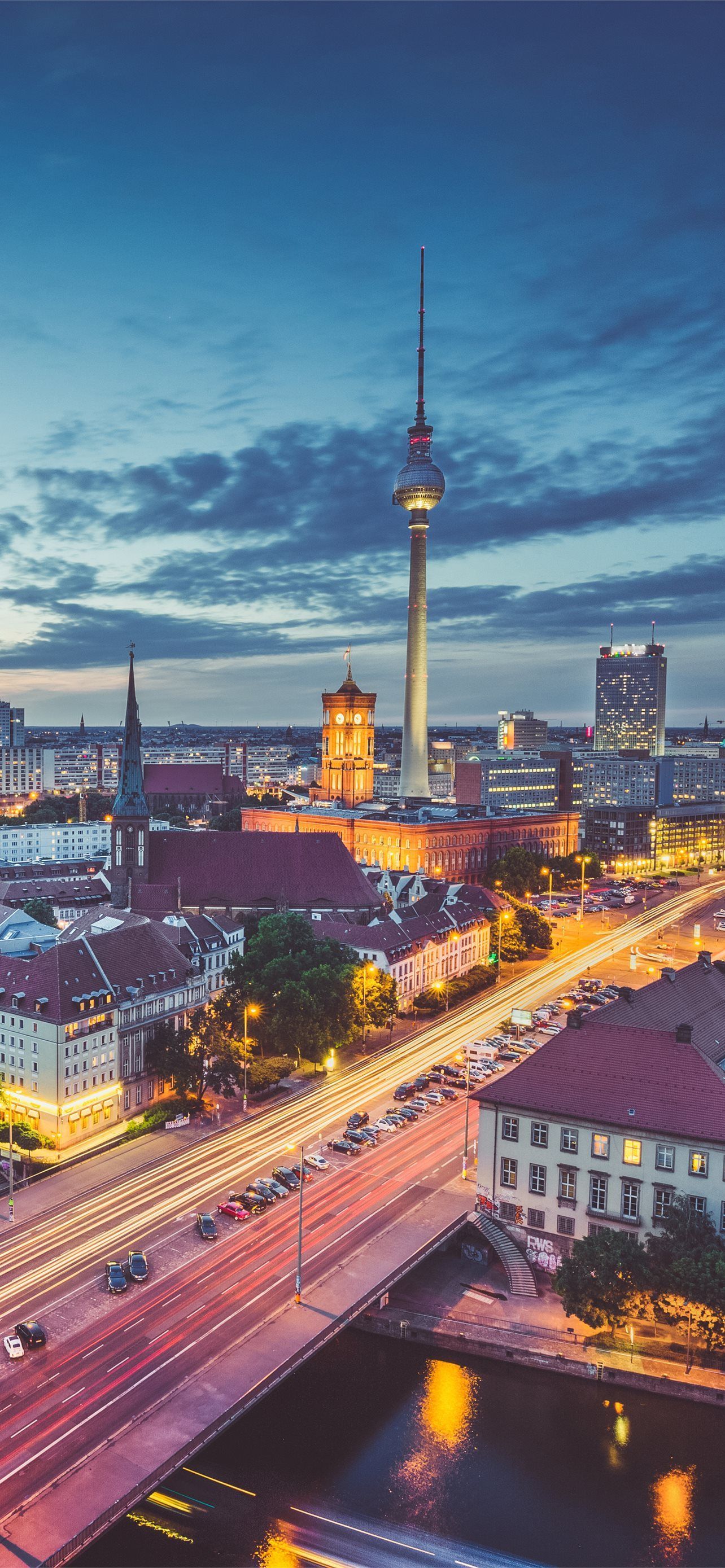Berliner Fernsehturm, Berlin, Stadtansicht, Abenddämmerung, Lichtspuren, Full HD, iPhone-Hintergrundbild