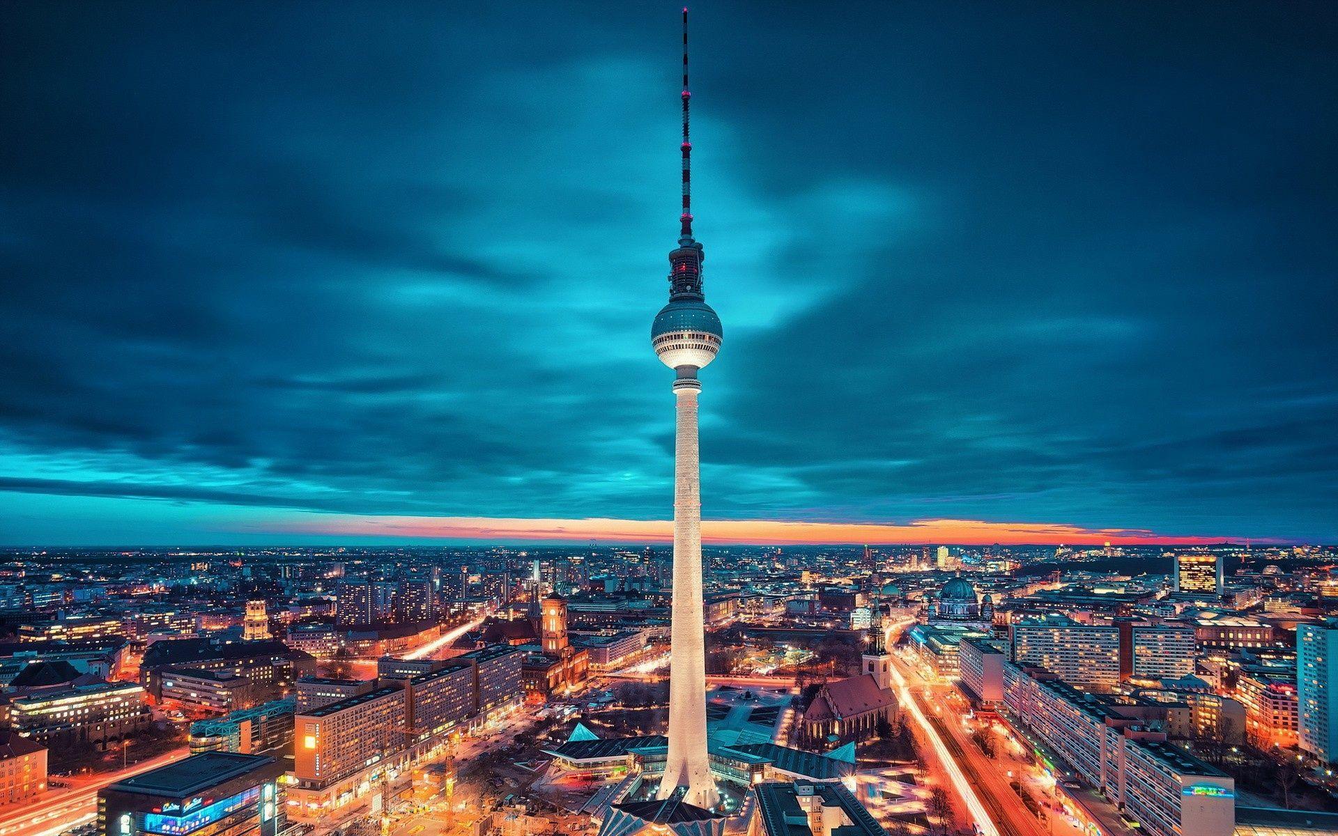 Berliner Fernsehturm, Berlin, Türkiser Himmel, Nacht, Stadtlichter, Weitwinkel, Full-HD-Hintergrundbild