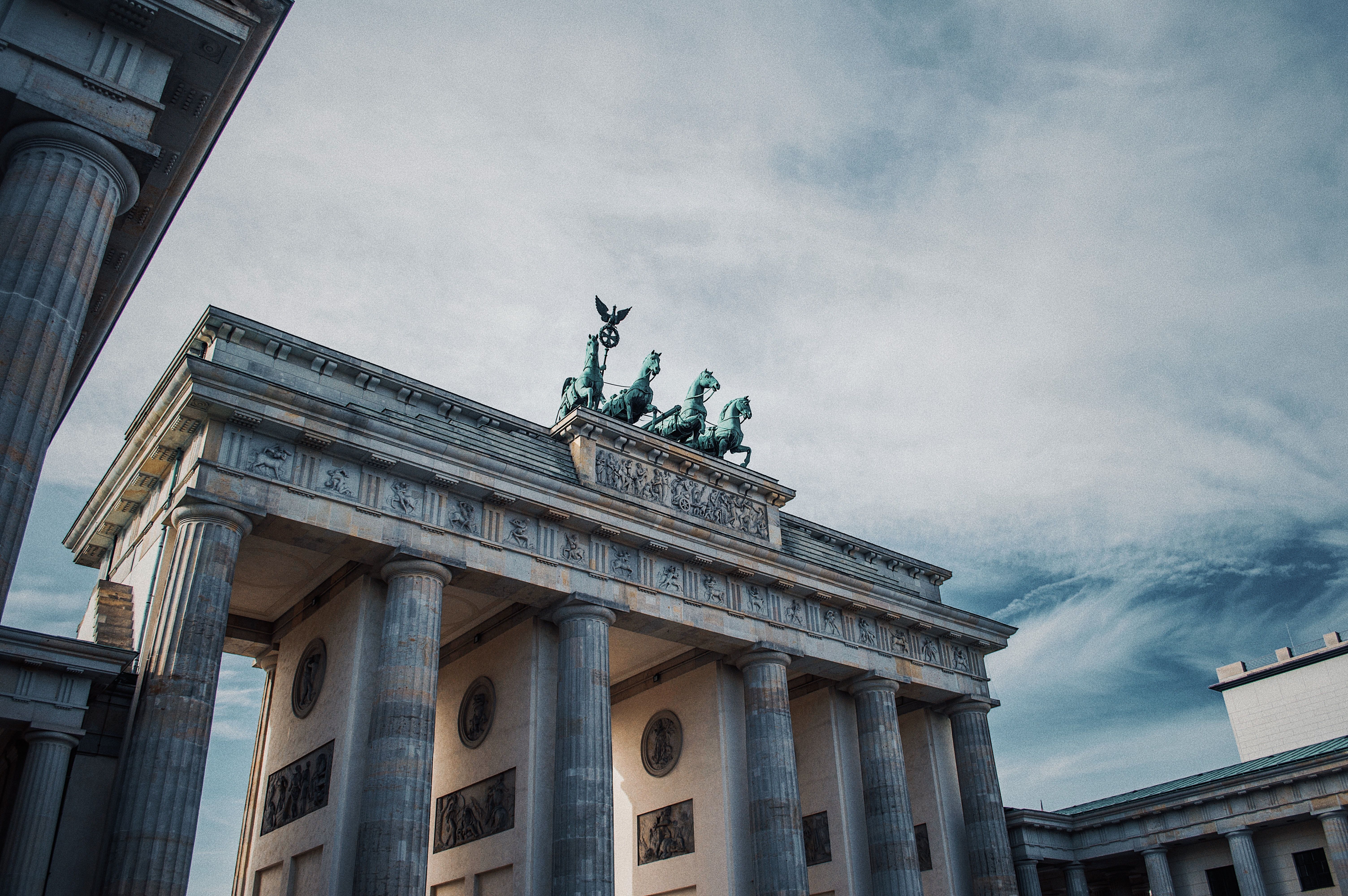 Brandenburger Tor, Quadriga, Berlin, Froschperspektive, Bewölkt, Säulen, 6K, Laptop-Hintergrundbild