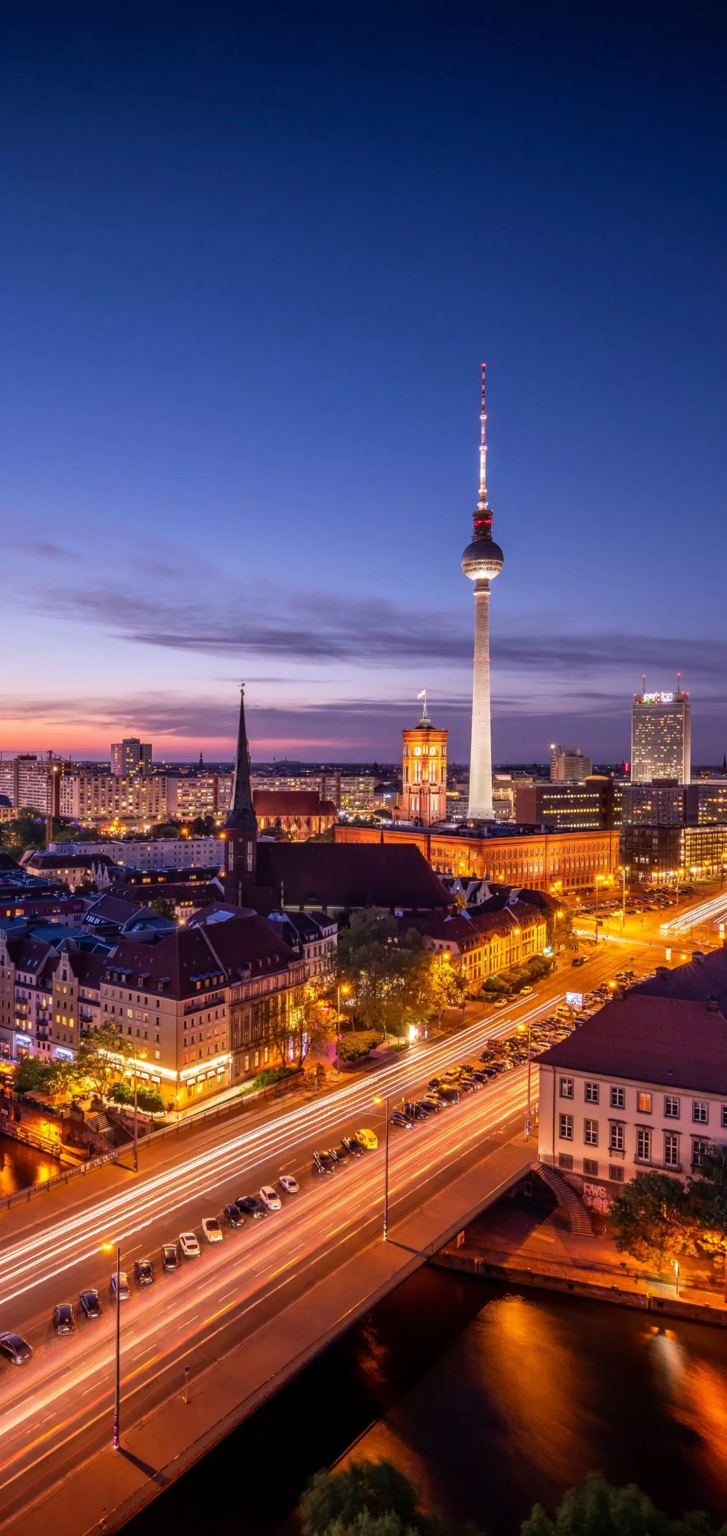 Berliner Fernsehturm, Berlin, Skyline, Abenddämmerung, Lichtspuren, QHD+, iPhone-Hintergrundbild