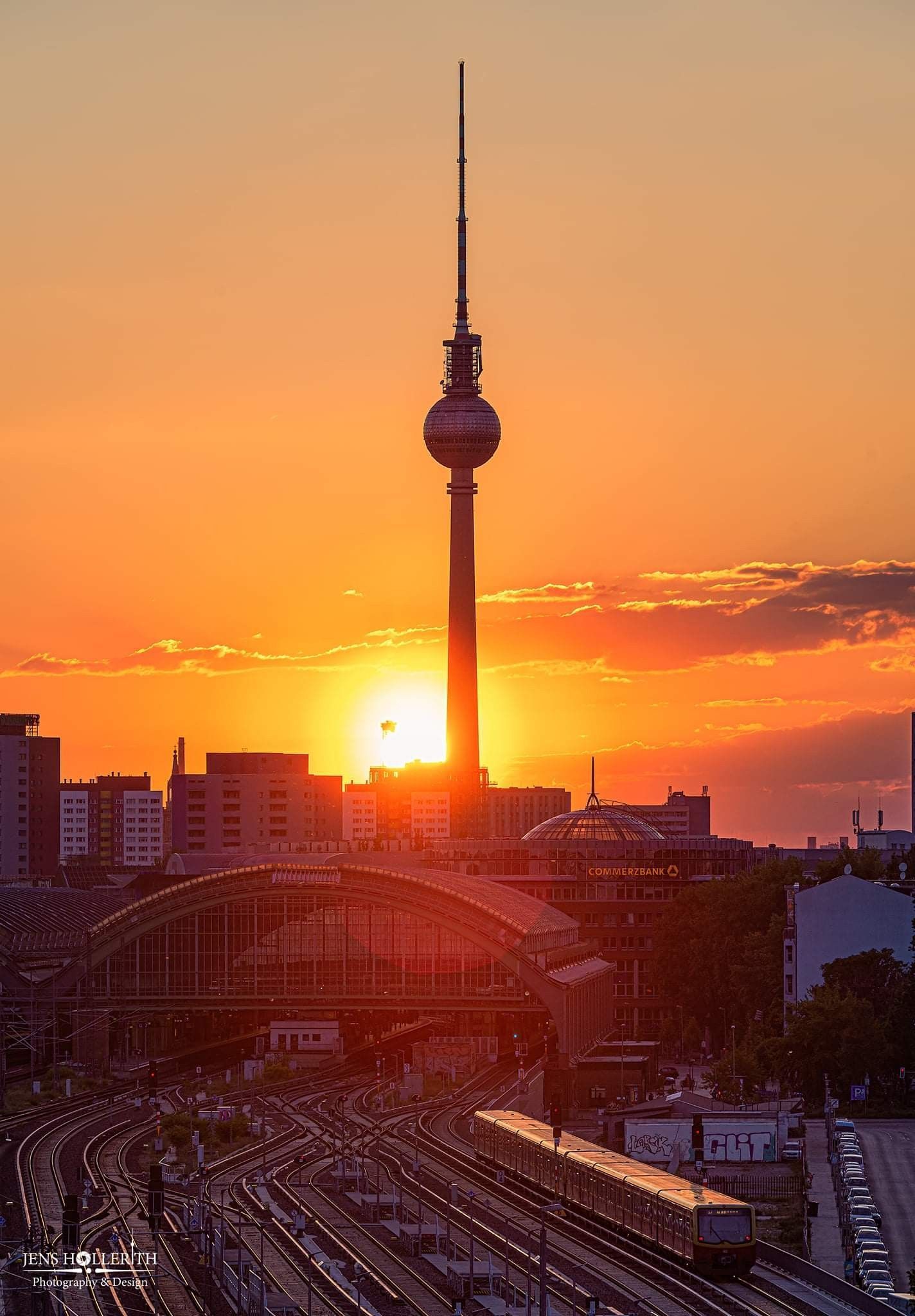Berliner Fernsehturm, Berlin, Sonnenuntergang, Silhouette, Oranger Himmel, Hintergrundbild fürs iPad