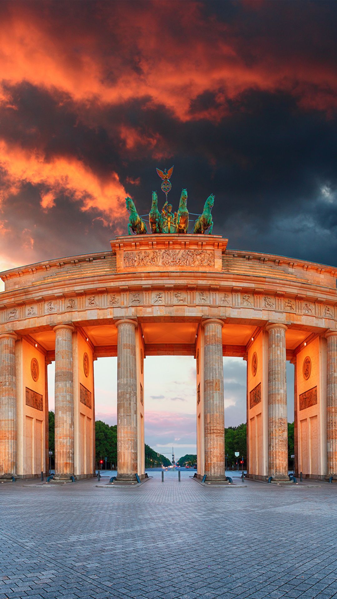 Brandenburger Tor, Berlin, Dramatische Wolken, Säulen, Abendlicht, Full HD, Handy-Hintergrundbild