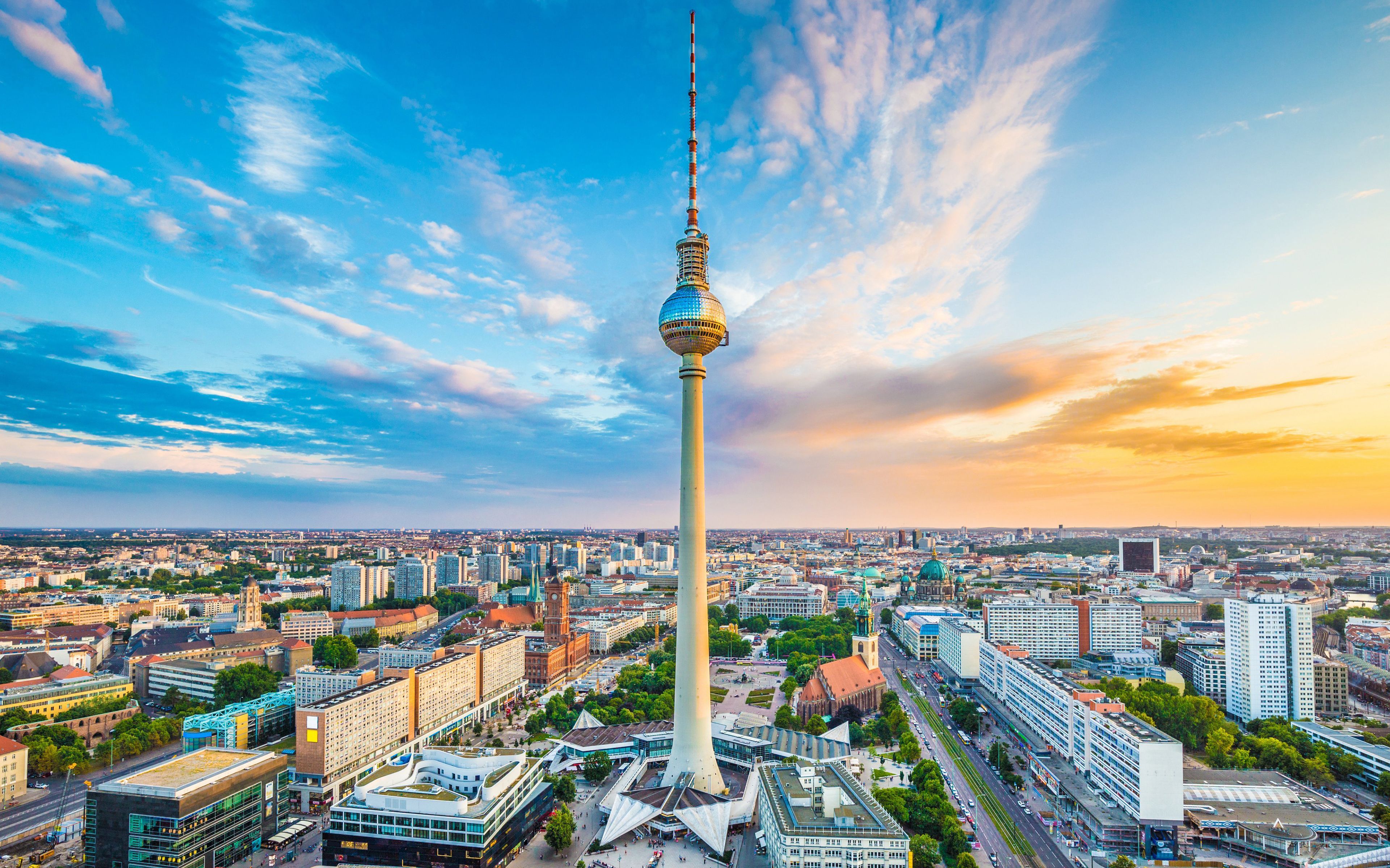 Berliner Fernsehturm, Alexanderplatz, Berlin, Blauer Himmel, Luftaufnahme, Stadtpanorama, 4K-PC-Hintergrundbild