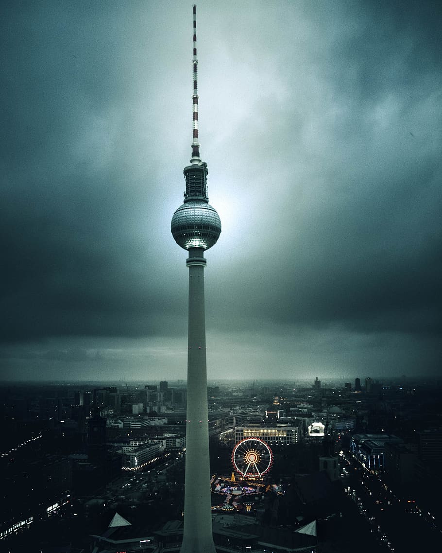 Berliner Fernsehturm, Berlin, Gewitterwolken, Düstere Stimmung, Riesenrad, HD, iPad-Hintergrundbild