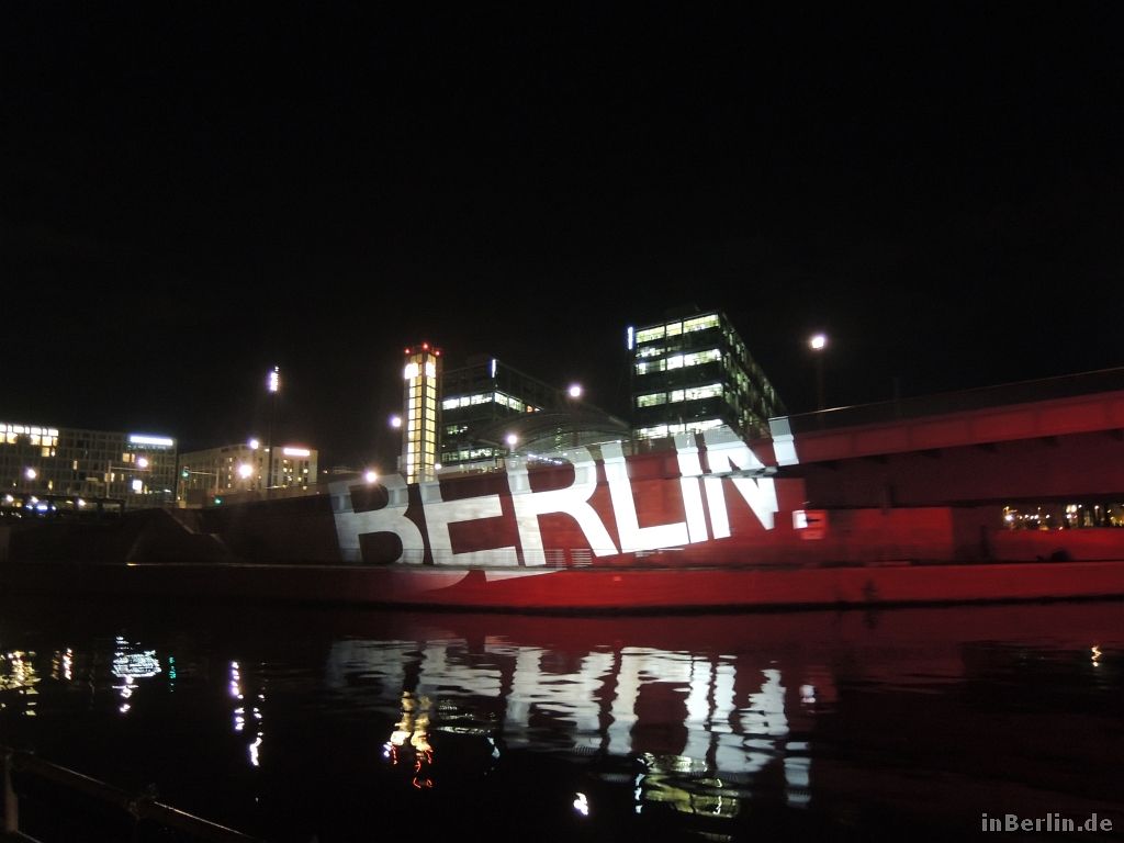 Berlin, Schriftzug, Leuchtbuchstaben, Nacht, Spiegelung im Wasser, Hintergrundbild fürs iPad