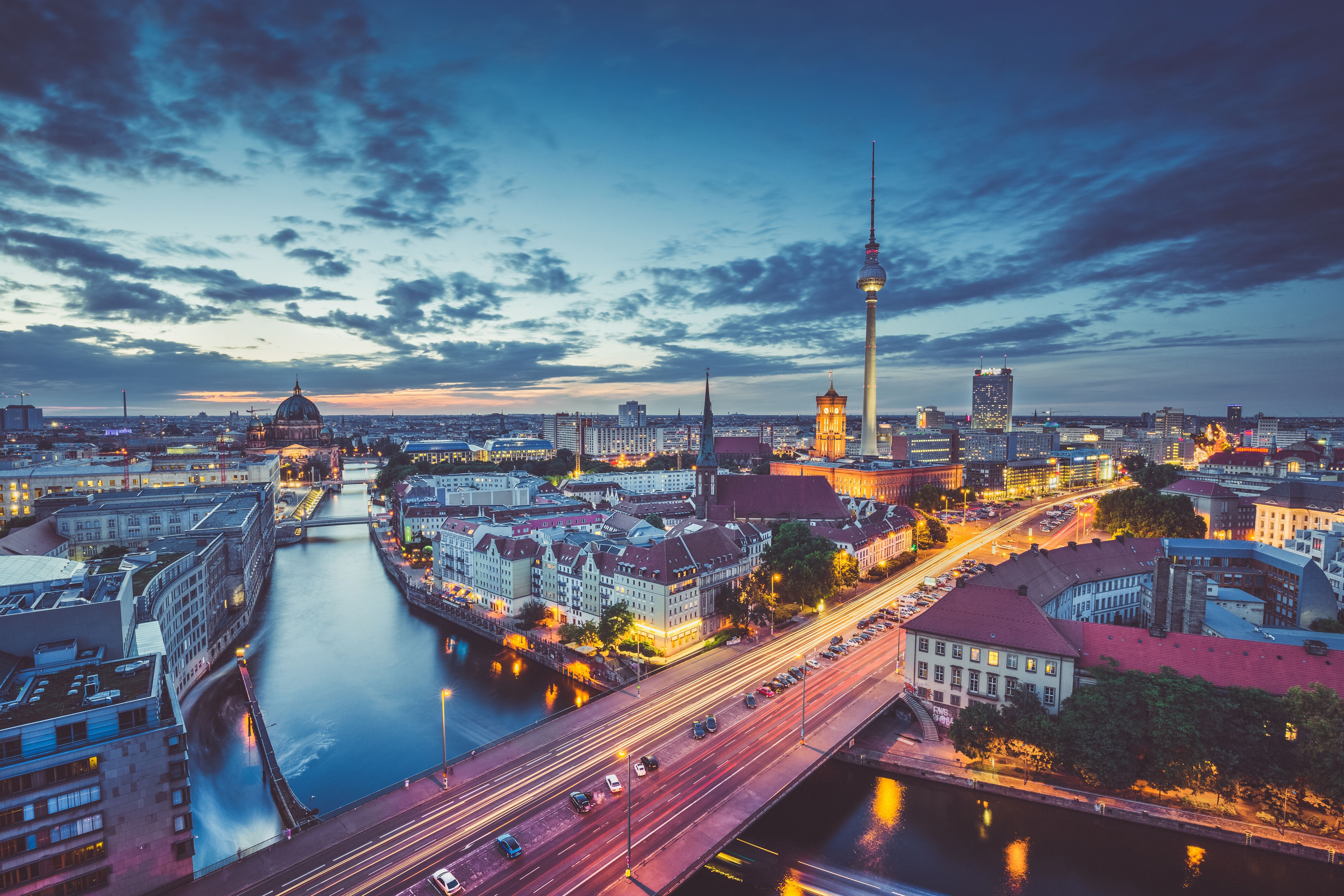 Berliner Fernsehturm, Spree, Berlin, Blaue Stunde, Stadtpanorama, Wolken, 5K, Desktop-Hintergrund