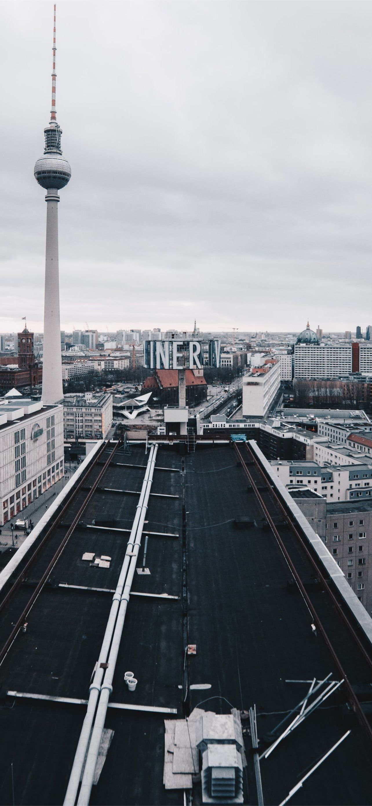 Berliner Fernsehturm, Berlin, Schwarzweiß, Straße, Hochformat, 1284x2778, Handy-Hintergrund