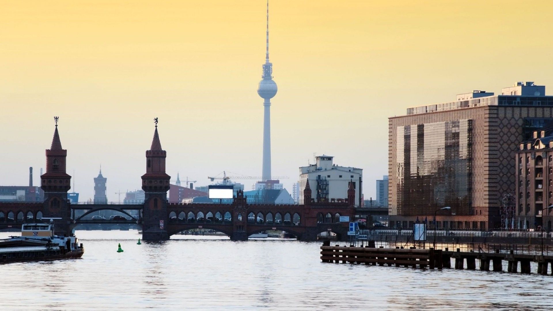 Oberbaumbrücke, Berliner Fernsehturm, Spree, Berlin, Gelber Himmel, Fluss, Full HD, PC-Hintergrundbild