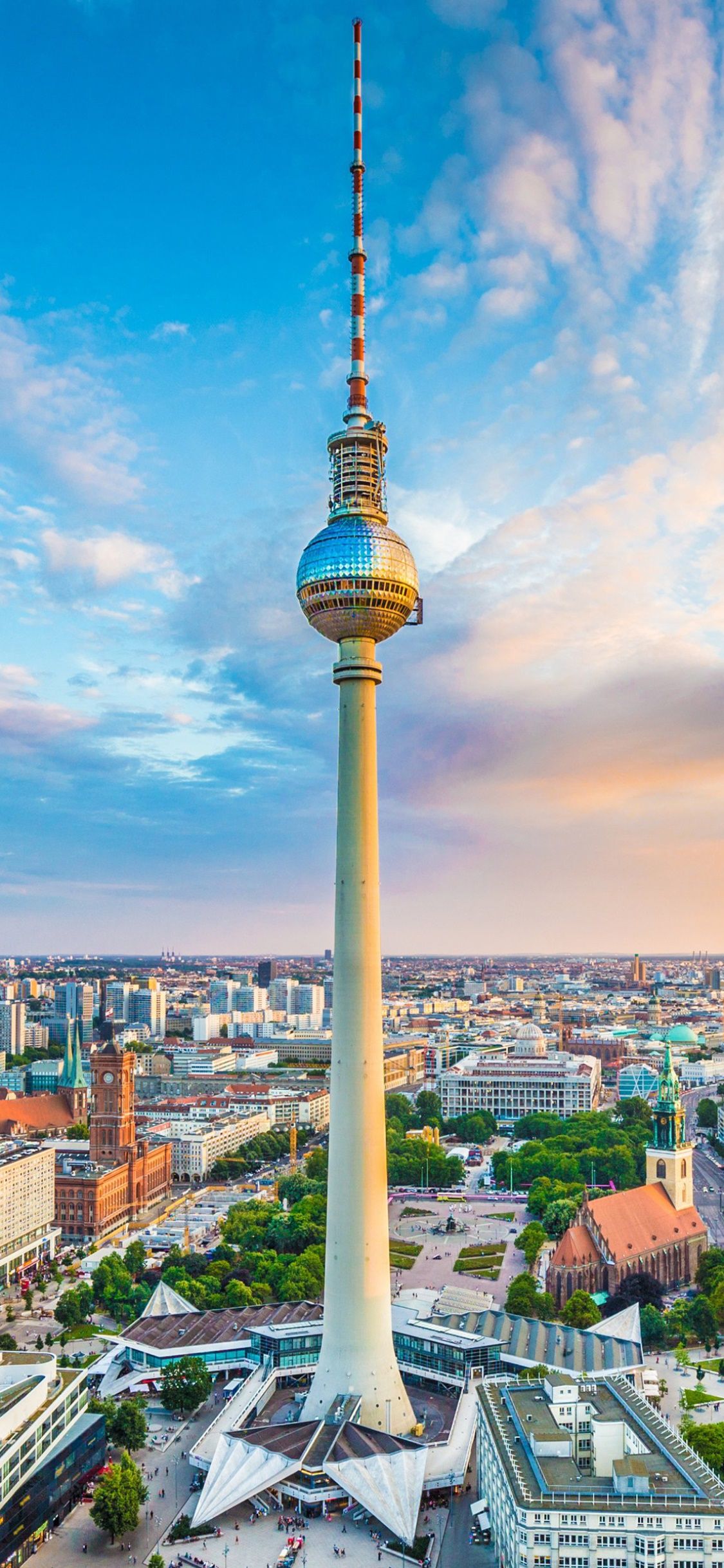 Berliner Fernsehturm, Berlin, Froschperspektive, Wolken, Hochformat, Sperrbildschirm fürs iPhone