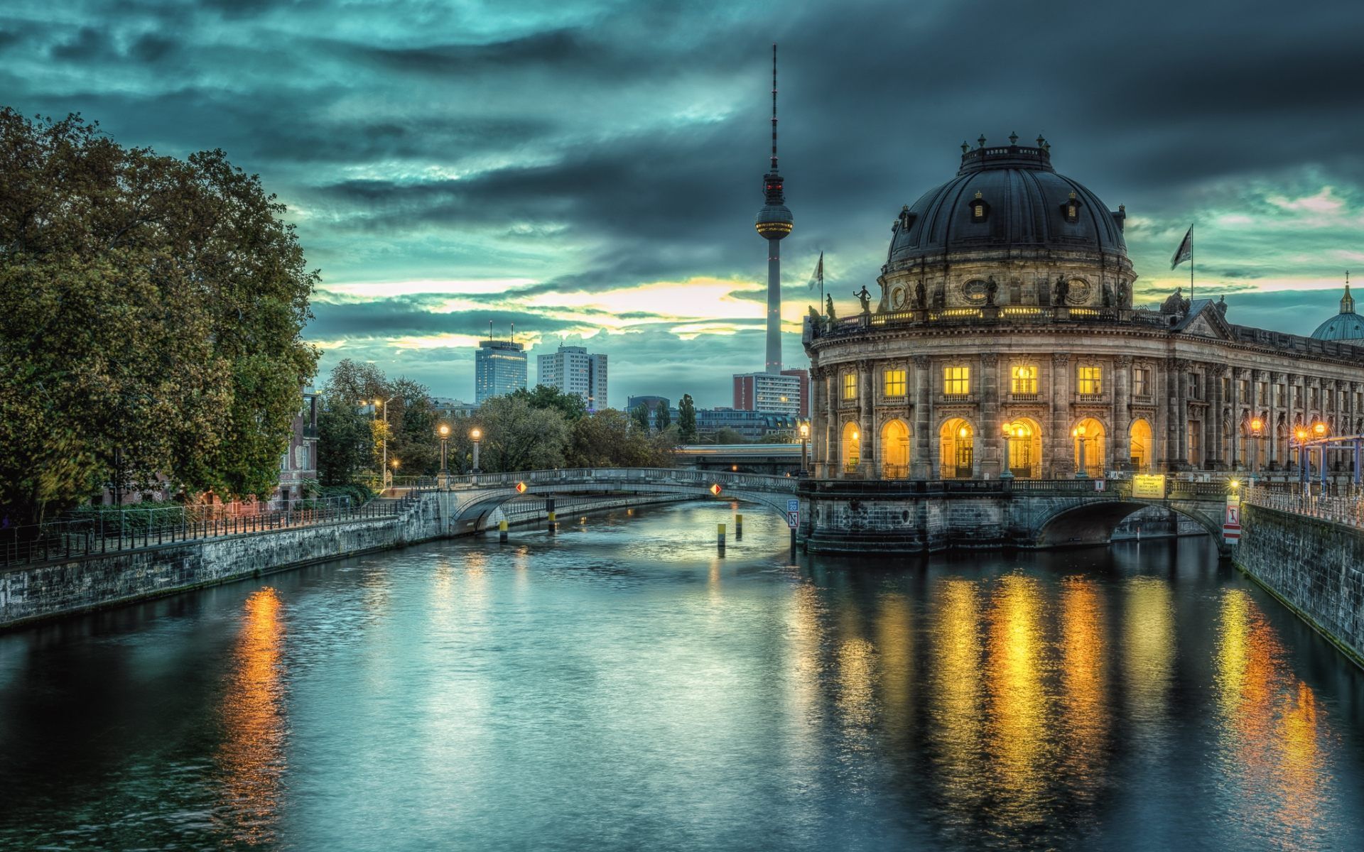 Bode-Museum, Museumsinsel, Berliner Fernsehturm, Spree, Berlin, Wolken, Spiegelung, Full-HD-Hintergrundbild