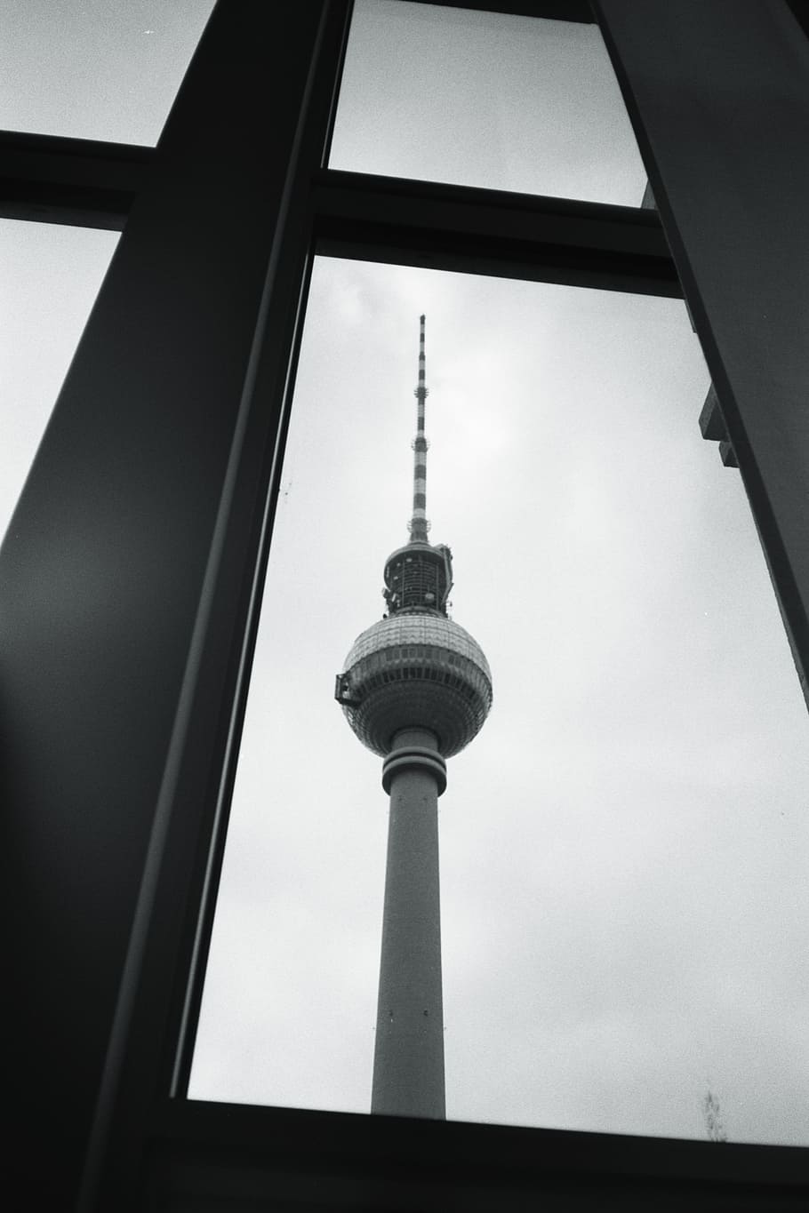 Berliner Fernsehturm, Schwarzweiß, Fensterrahmen, Minimalistisch, HD, Handy-Hintergrundbild
