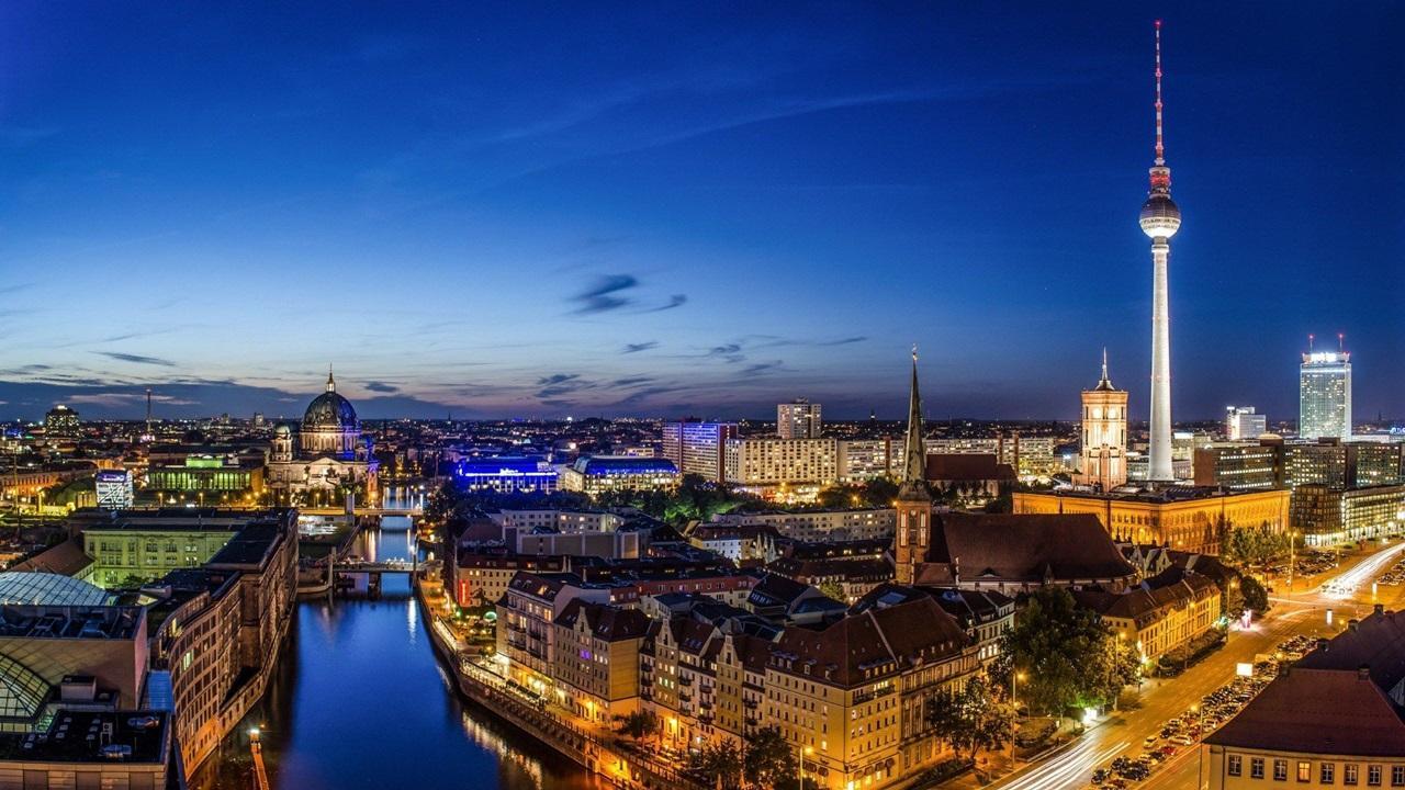 Berliner Fernsehturm, Spree, Berlin, Blaue Stunde, Skyline, Panorama, HD, Laptop-Hintergrundbild