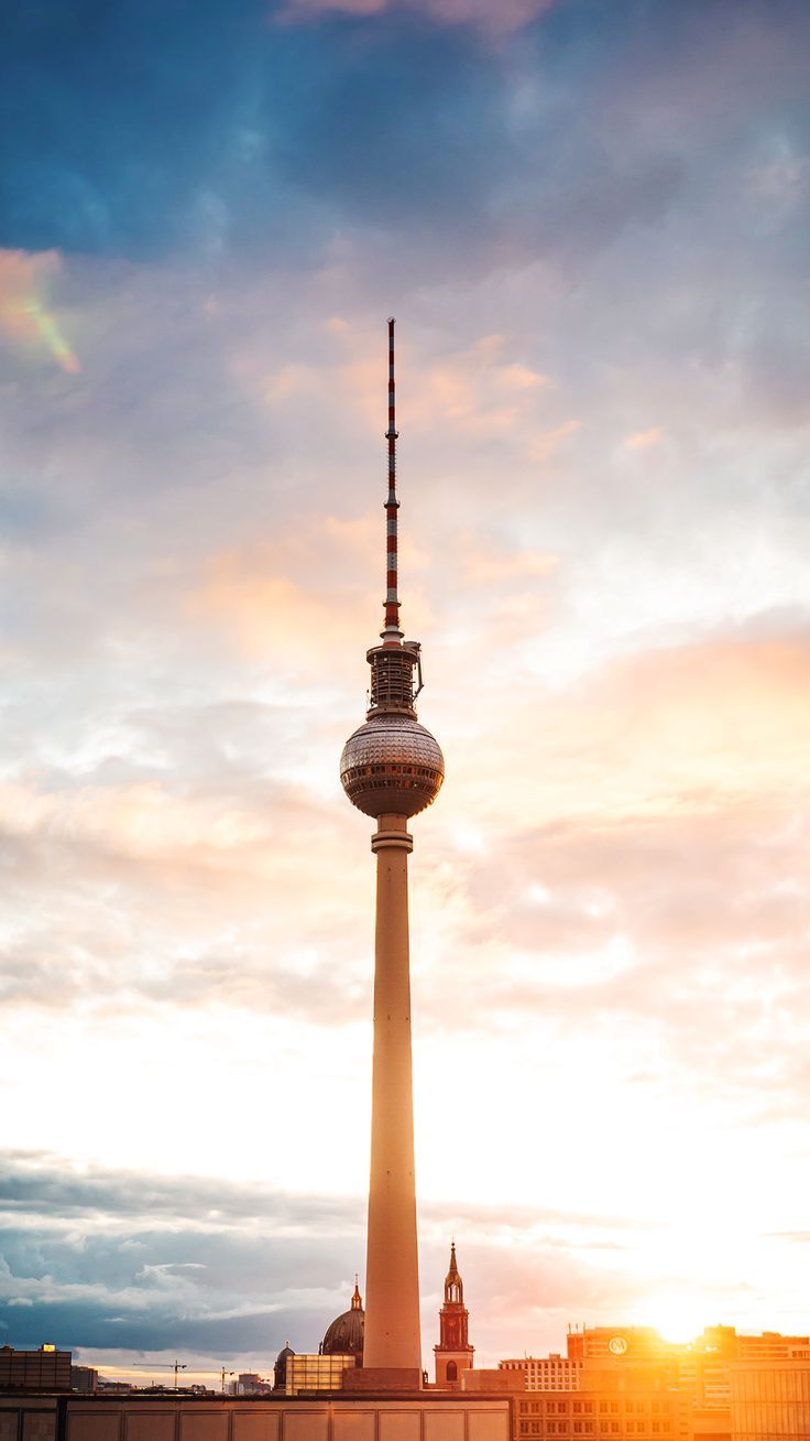 Berliner Fernsehturm, Berlin, Sonnenuntergang, Wolken, Hochformat, Hintergrundbild fürs Handy