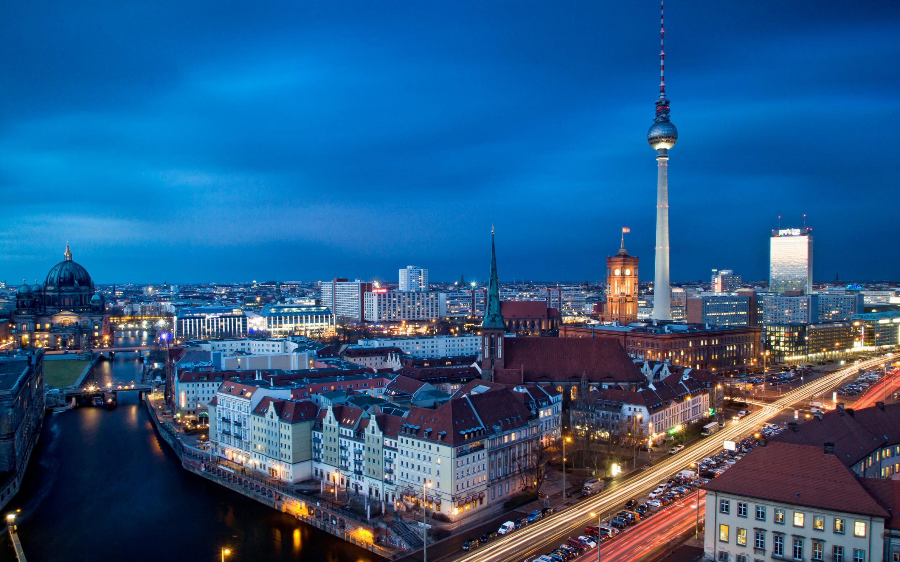 Berliner Fernsehturm, Spree, Berlin, Blaue Stunde, Skyline, Lichtspuren, 2K, Laptop-Hintergrundbild